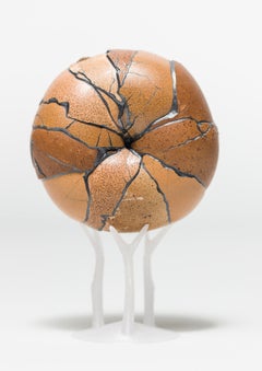 „Donut (Chocolate)“, Fundstück-Skulptur, Ei-Motiv