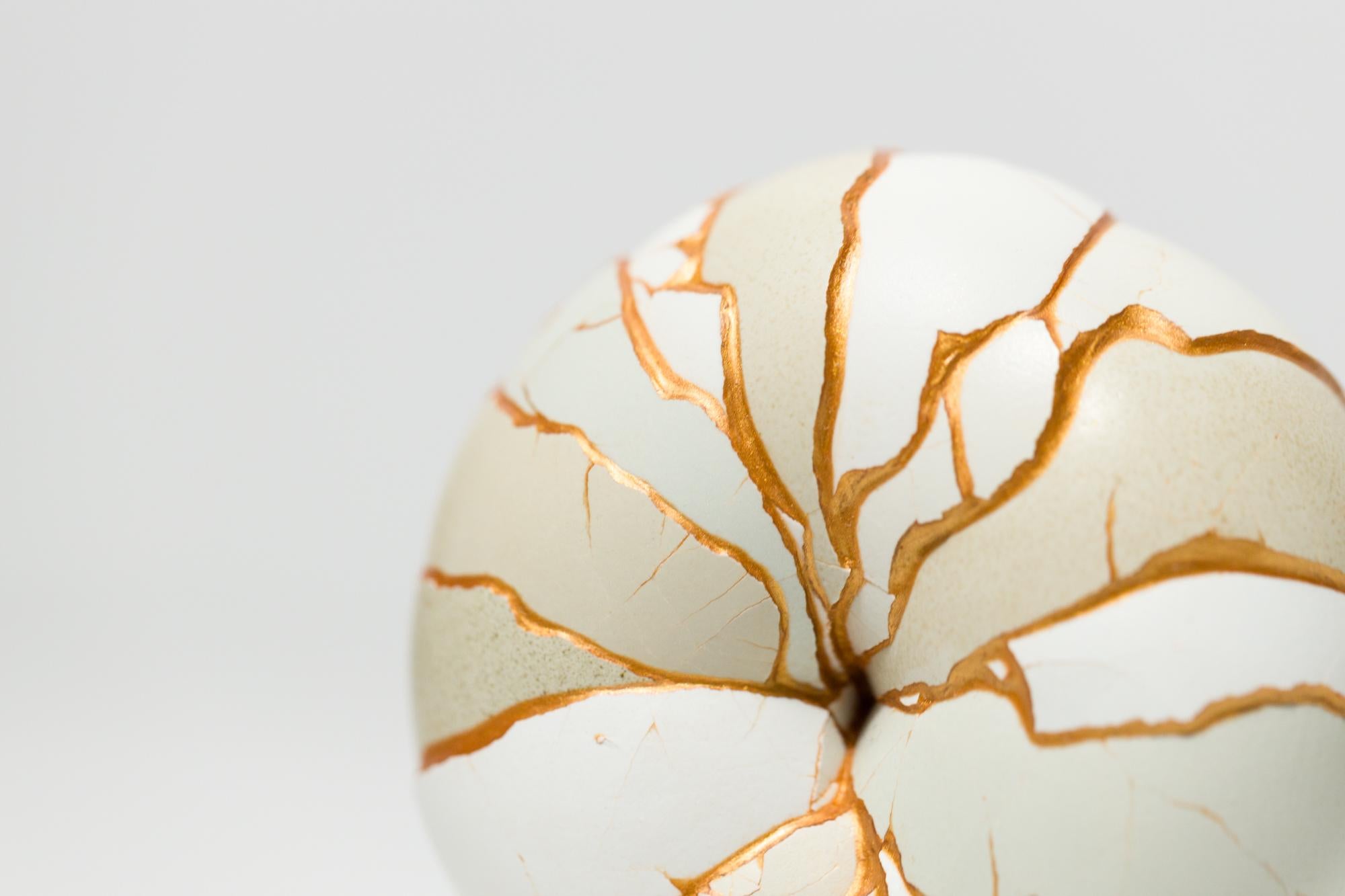 „Donut (Mint)“, rekonstruiertes Eierassemblage (Zeitgenössisch), Sculpture, von Katie VanVliet