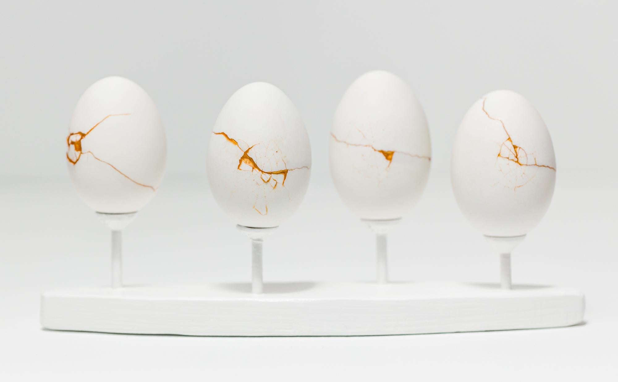 „Egg Canoes: Duck #12-15“, Fundstück-Skulpturen, Ei-Motiv  – Mixed Media Art von Katie VanVliet