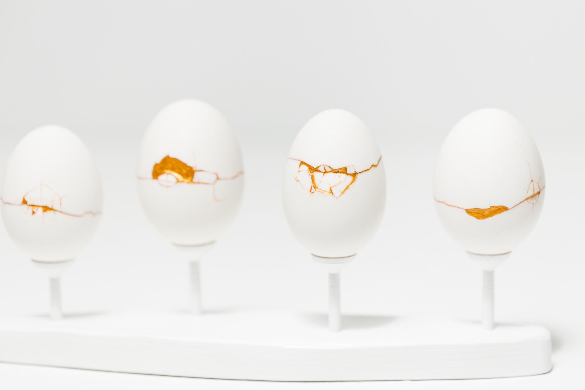 „Egg Canoes: Duck #5-8“, rekonstruierte Eierassemblage (Zeitgenössisch), Mixed Media Art, von Katie VanVliet