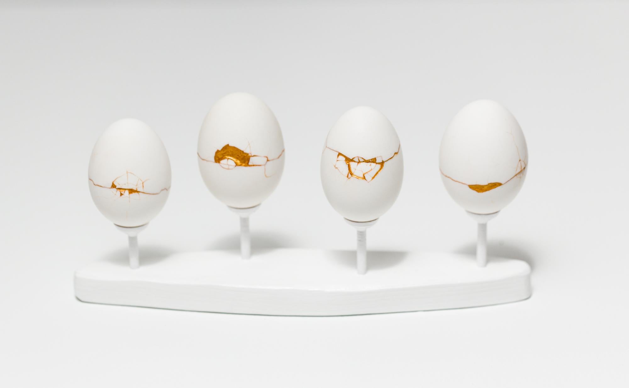 „Egg Canoes: Duck #5-8“, rekonstruierte Eierassemblage – Mixed Media Art von Katie VanVliet
