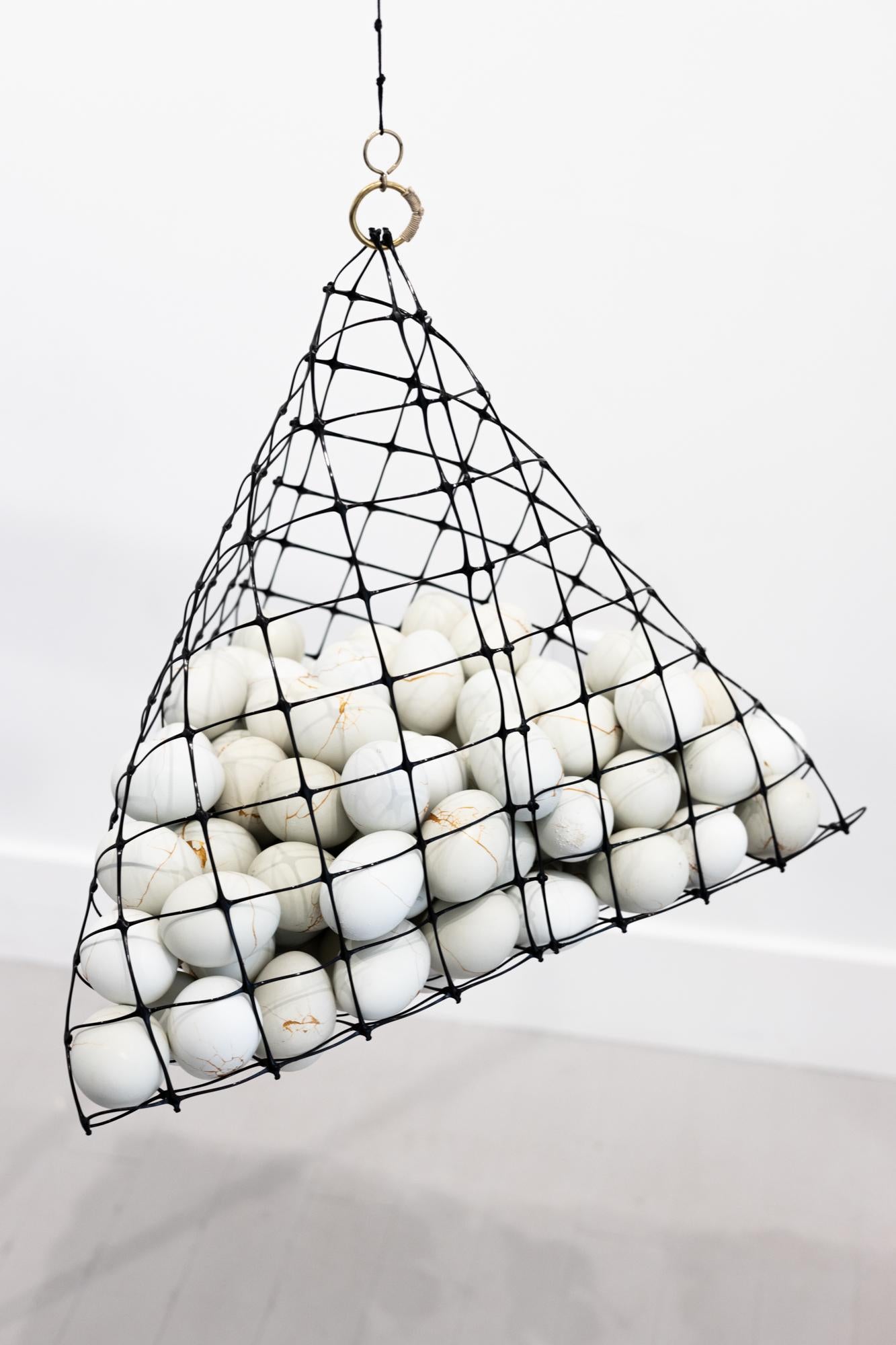 « See the Sky About to Rain », assemblage, coquille d'œuf reconstruit, laiton gravé - Contemporain Sculpture par Katie VanVliet