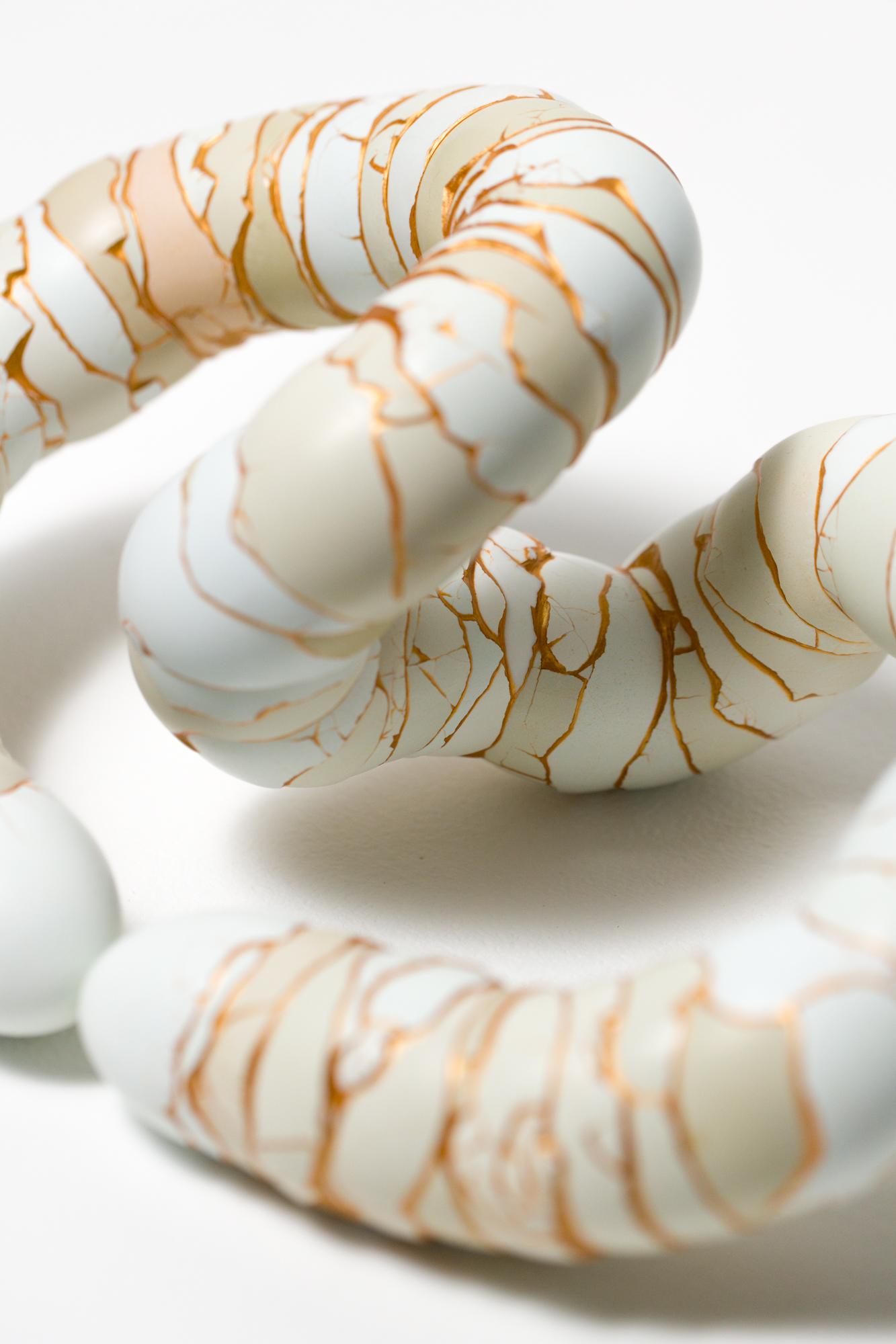 „The Kiss (Pretzel)“, rekonstruiertes Eierassemblage – Sculpture von Katie VanVliet