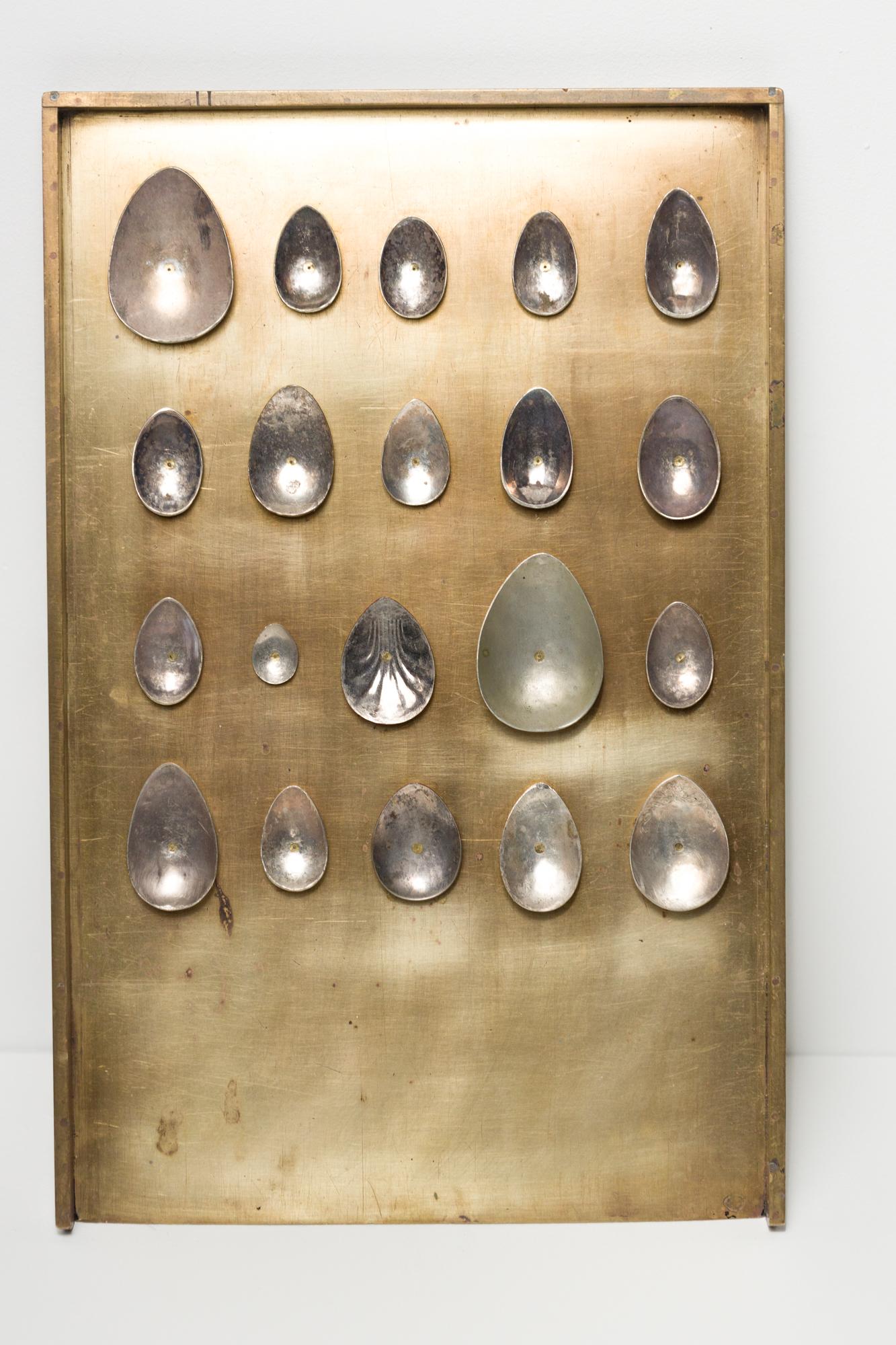 „Zwanzig silberne Eier“, Fundstück-Assemblage mit Eimotiv, Messing, Silber (Zeitgenössisch), Sculpture, von Katie VanVliet