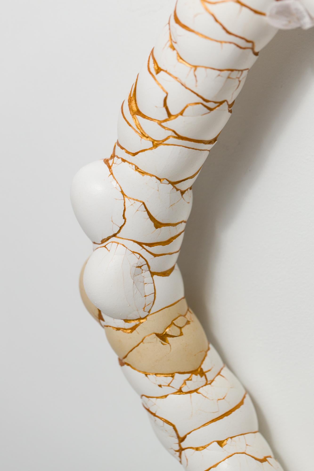 „Yoni“, rekonstruierte Eierassemblage, Hängeskulptur (Zeitgenössisch), Mixed Media Art, von Katie VanVliet