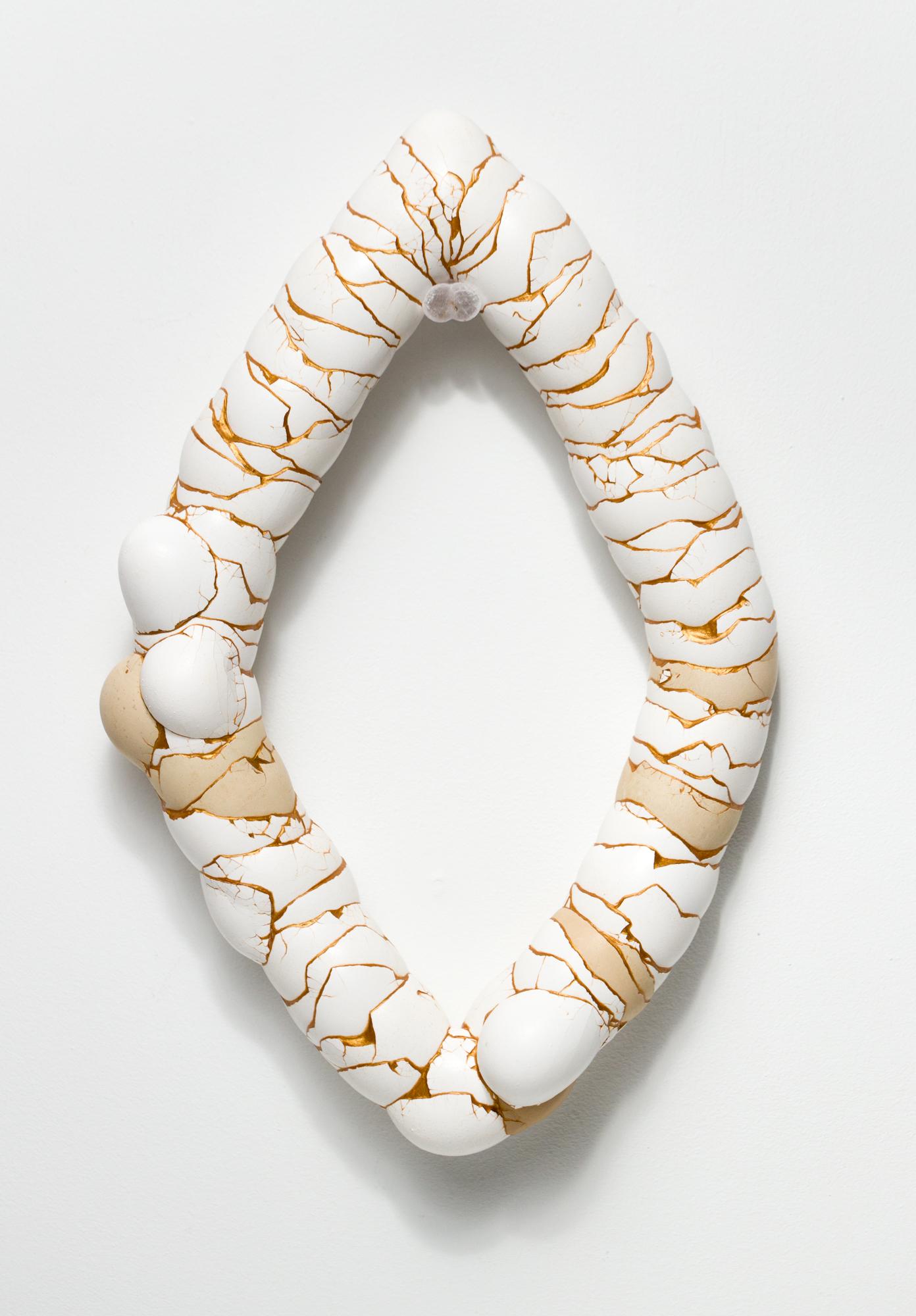 „Yoni“, rekonstruierte Eierassemblage, Hängeskulptur – Mixed Media Art von Katie VanVliet