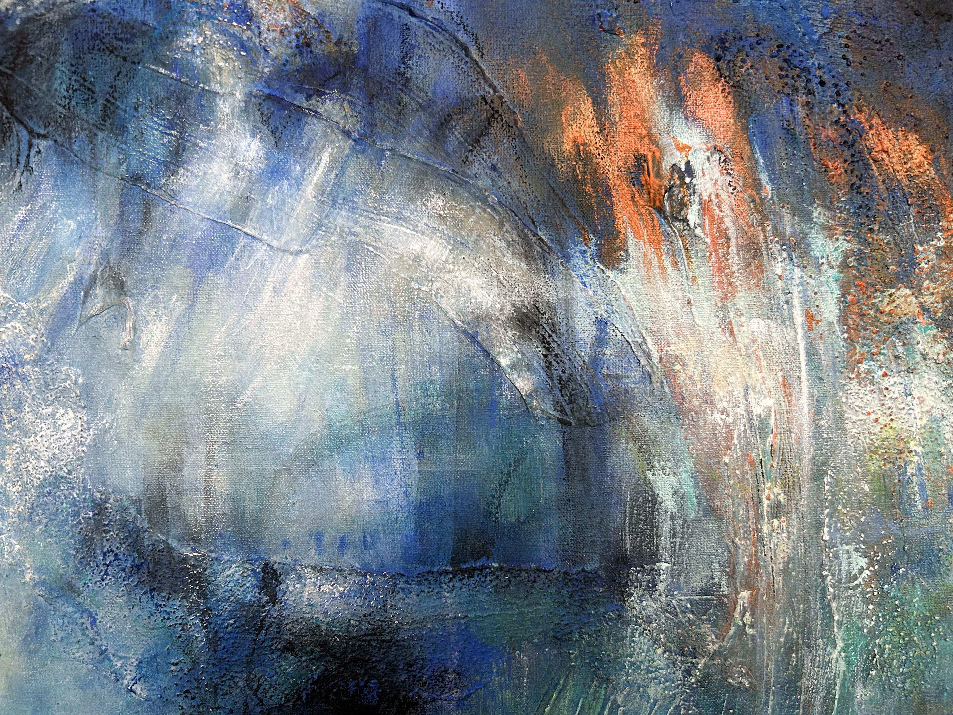Camuflados, pasando a la clandestinidad, a las sombras mostrando sólo un atisbo de lo que hay debajo. Una composición de pintura acrílica, yeso, arena y pasteles, inspirada en la volatilidad del momento y el misterio de lo oculto. Explora de un modo