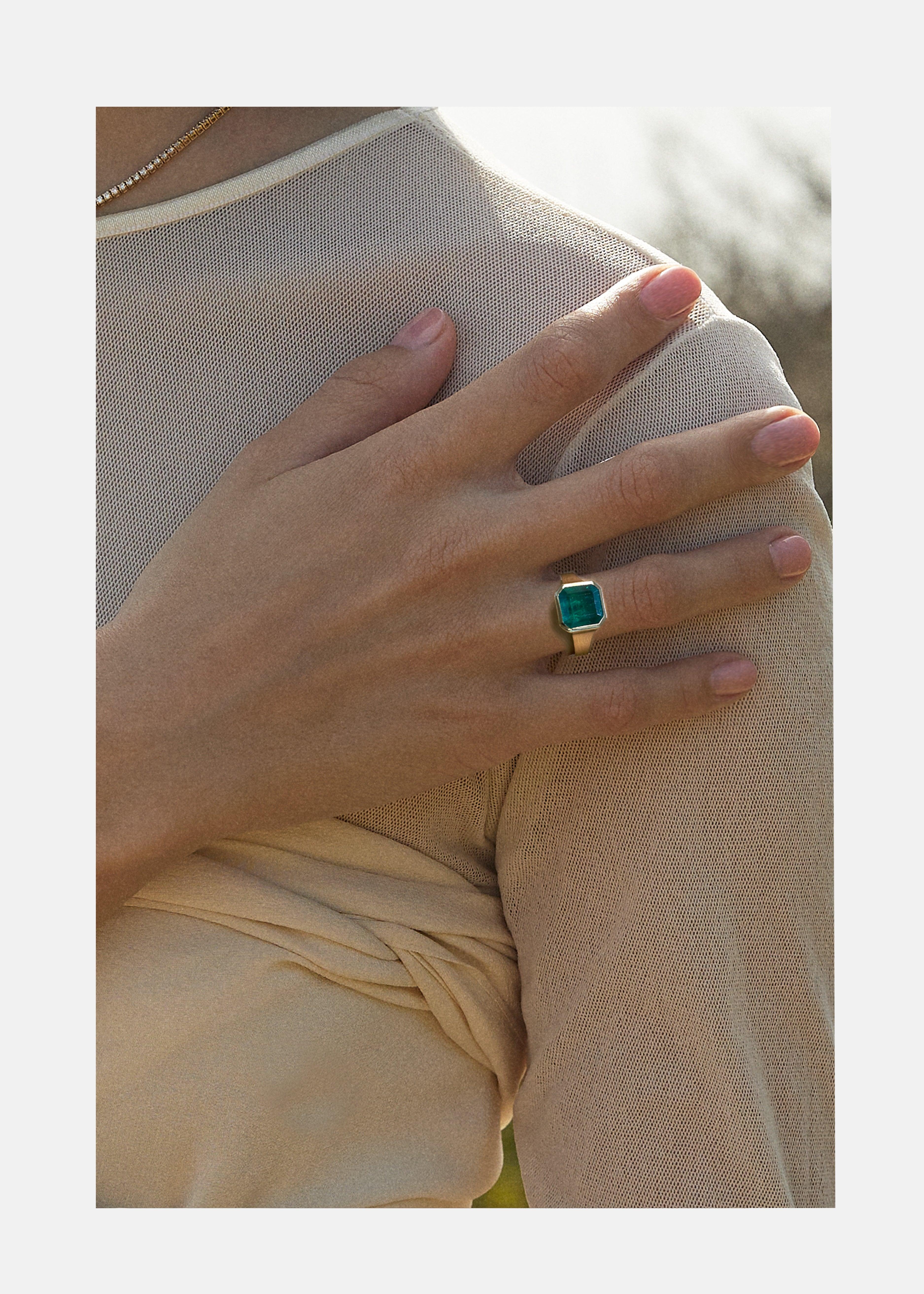 Réalisée en or 18 carats poli, notre bague Asscher Emerald Cosma est conçue pour imiter la silhouette de la pierre dans un sertissage à chaton épuré.

Emeraude Muzo de 3ct, taille asscher / 5,2 grammes

Taille 5.75

- Fabriqué à la main à Los