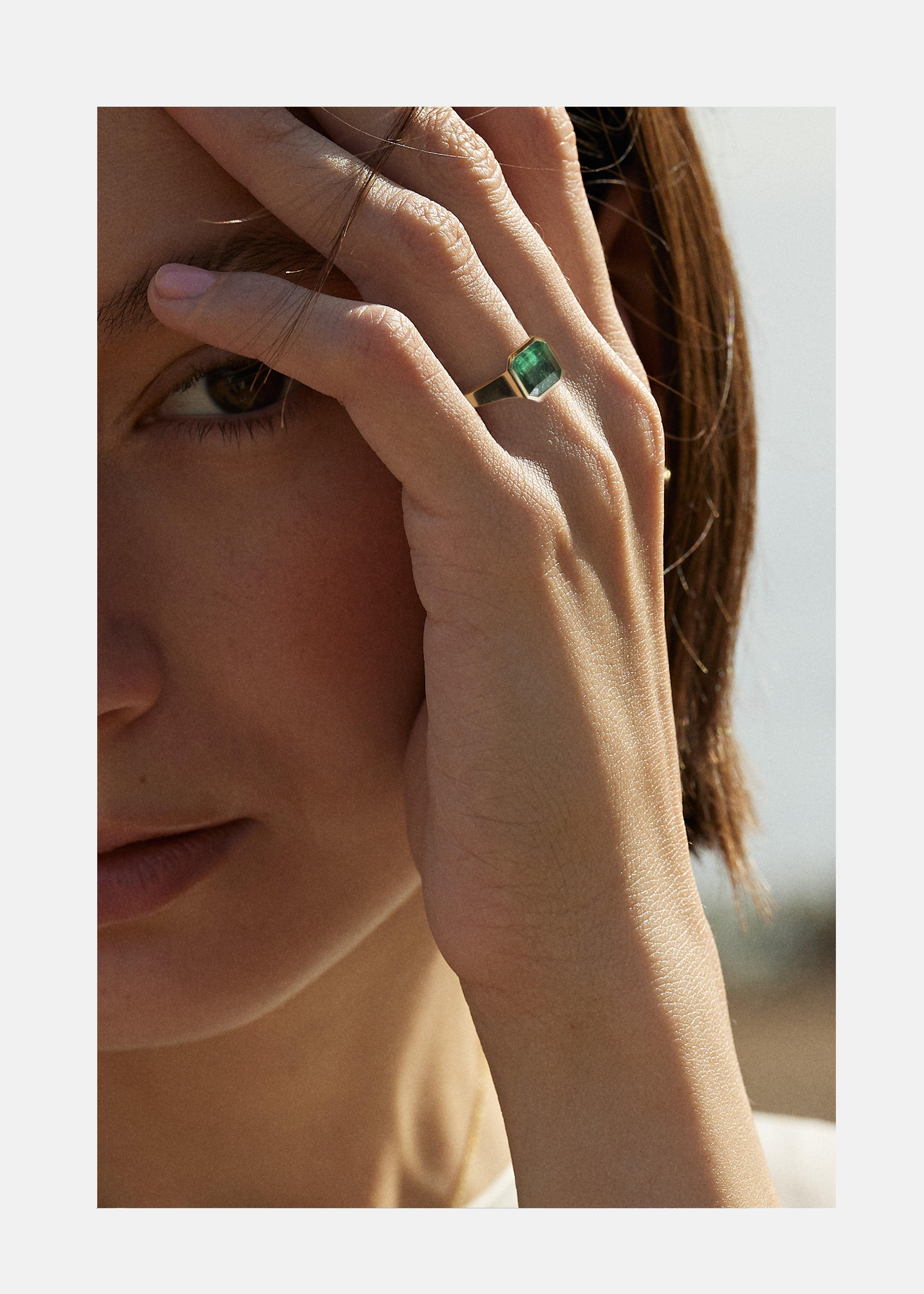 Taille Asscher KATKIM, bague COSMA en or jaune 18 carats avec émeraude Muzo de taille Asscher 3 carats en vente