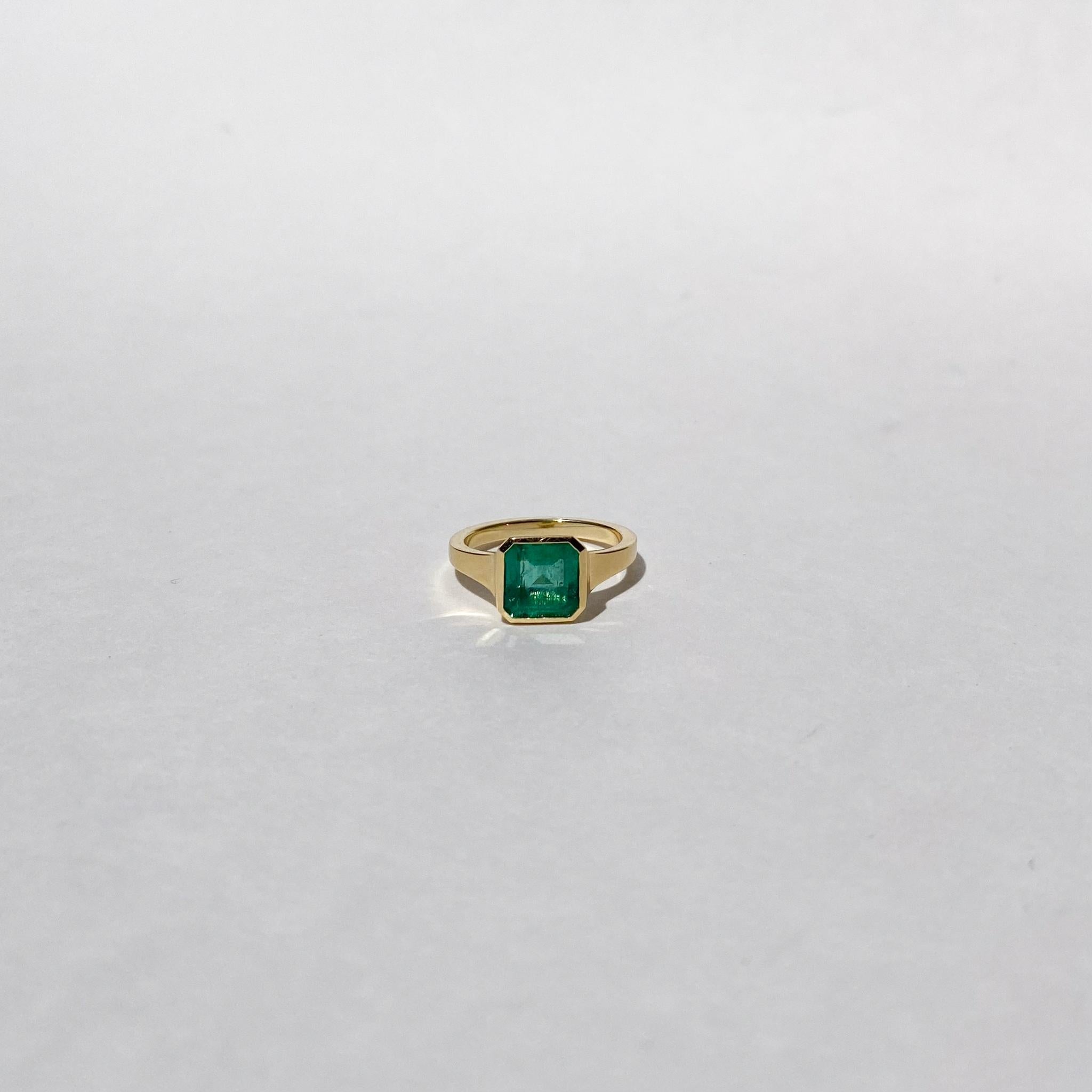 KATKIM, bague COSMA en or jaune 18 carats avec émeraude Muzo de taille Asscher 3 carats Unisexe en vente