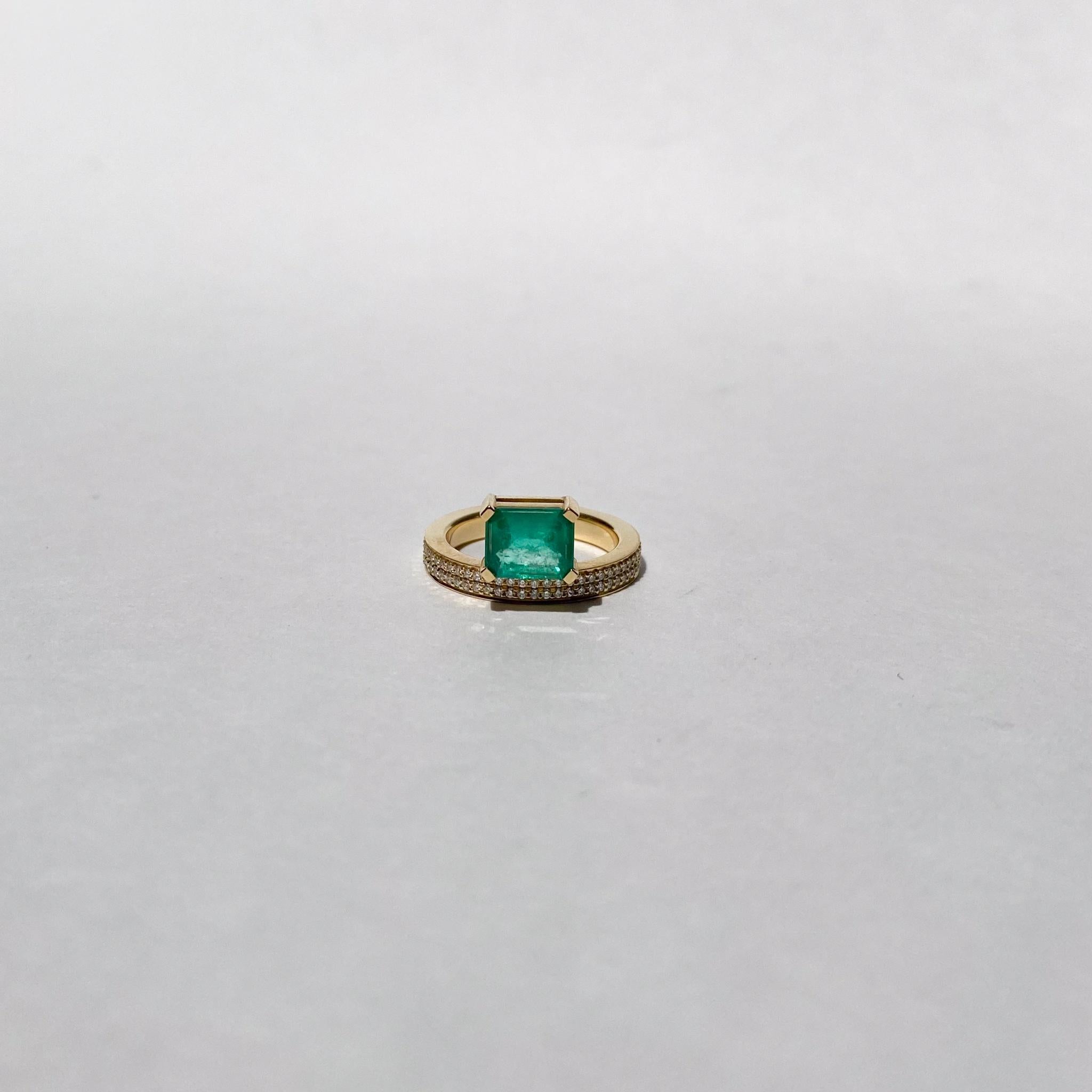 KATKIM Floating 1.84 ct Emerald Ring in 18K Yellow Gold In New Condition For Sale In Manhattan Beach, CA