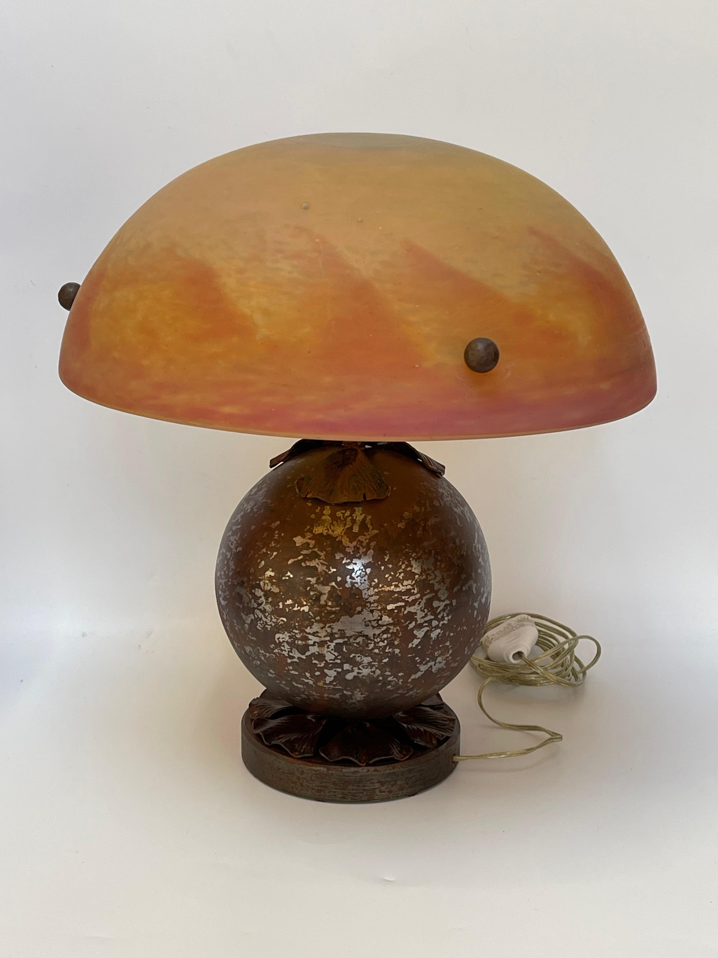Art-Deco-Lampe um 1930 aus Schmiedeeisen mit Ginkgo-Biloba-Blättern und Glaswaren von Daum Nancy elektrifiziert und in perfektem Zustand.
Signiert auf dem Sockel L Katona
Signiert auf dem Glas Daum Nancy.
Durchmesser: Verrerie 30 cm Sockel 12