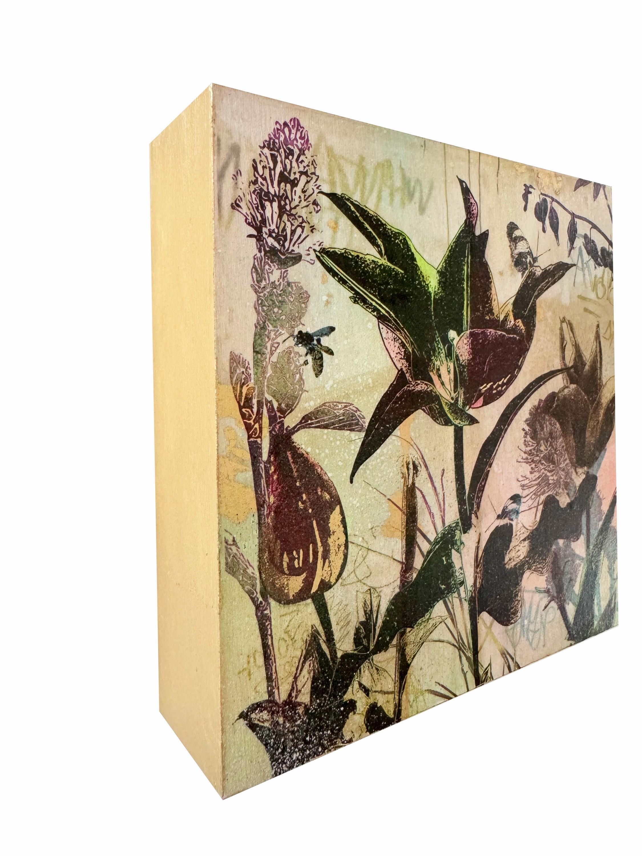 Piccolo Giardino Nr. 1 (Botanisches, Burgunderrot, Schmetterlinge, Blumen, Gold) – Painting von Katrina Revenaugh