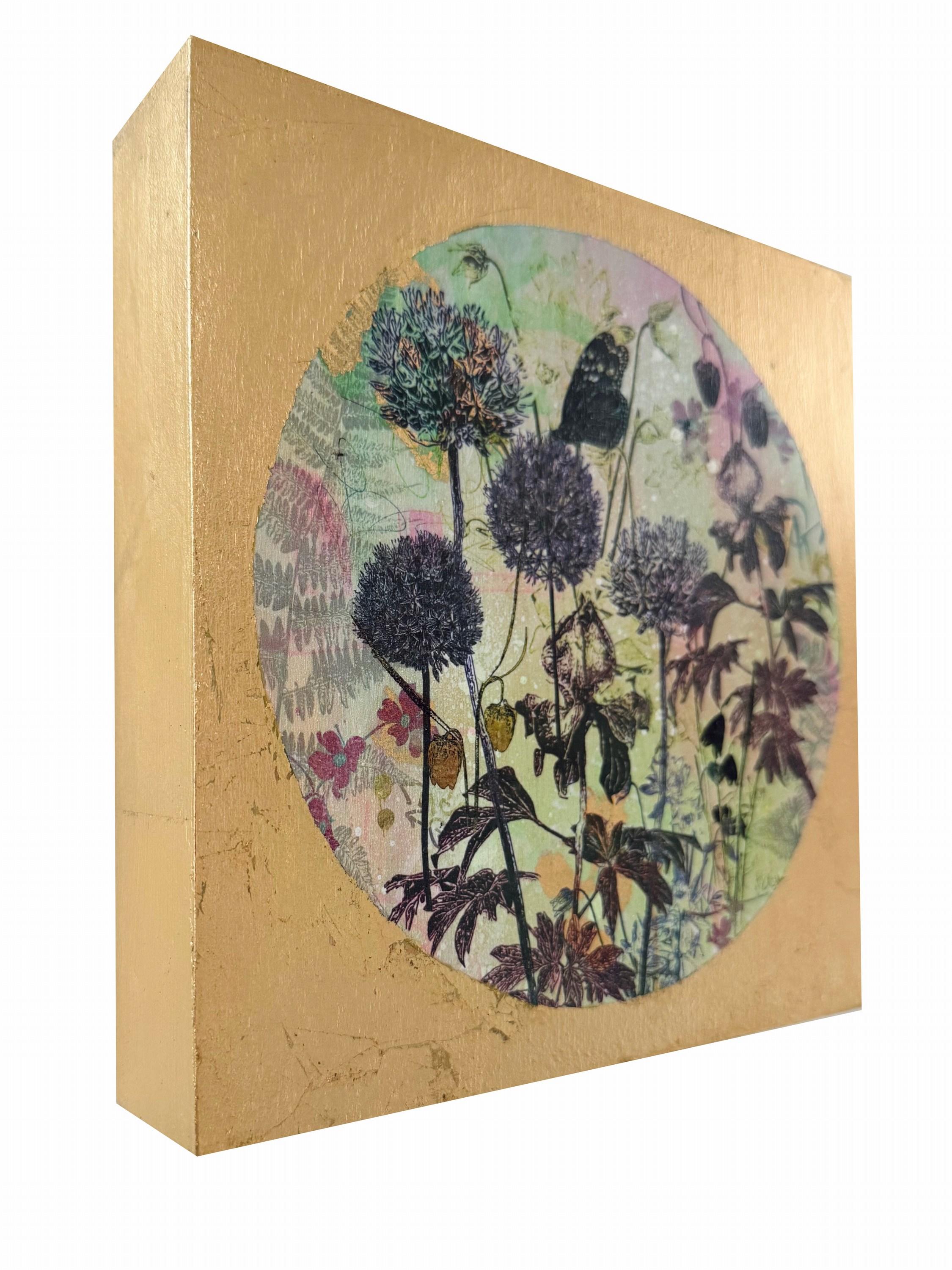 Piccolo Giardino Numero 8 (Botánicos, Borgoña, Mariposas, Oro, ~39% DESCUENTO) - Painting de Katrina Revenaugh
