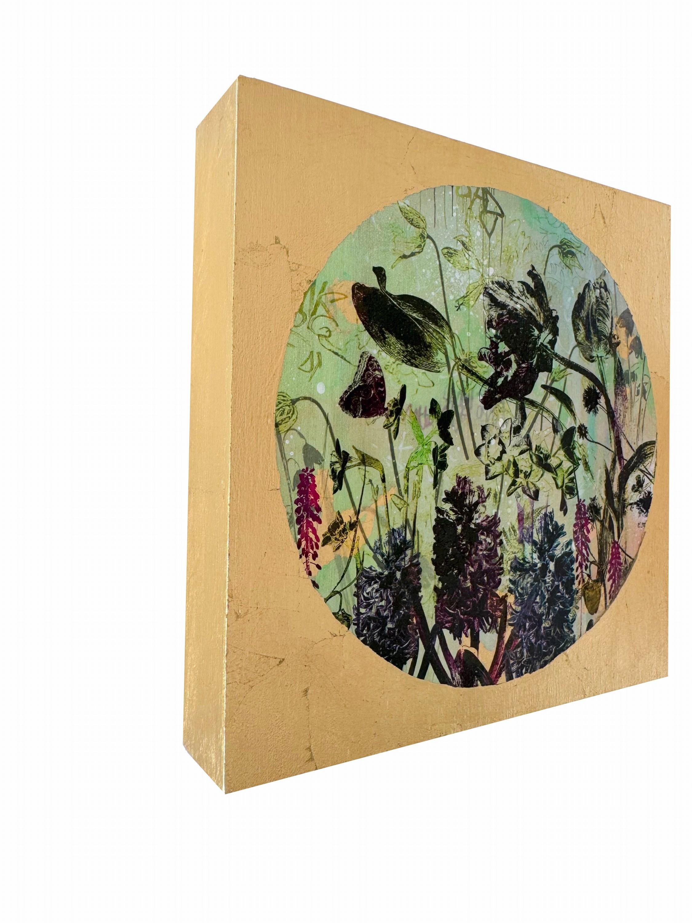 Piccolo Giardino Zifferblatt 9 (Botanisches, Burgunderrot, Schmetterlinge, Gold, ~39% OFF) (Zeitgenössisch), Painting, von Katrina Revenaugh