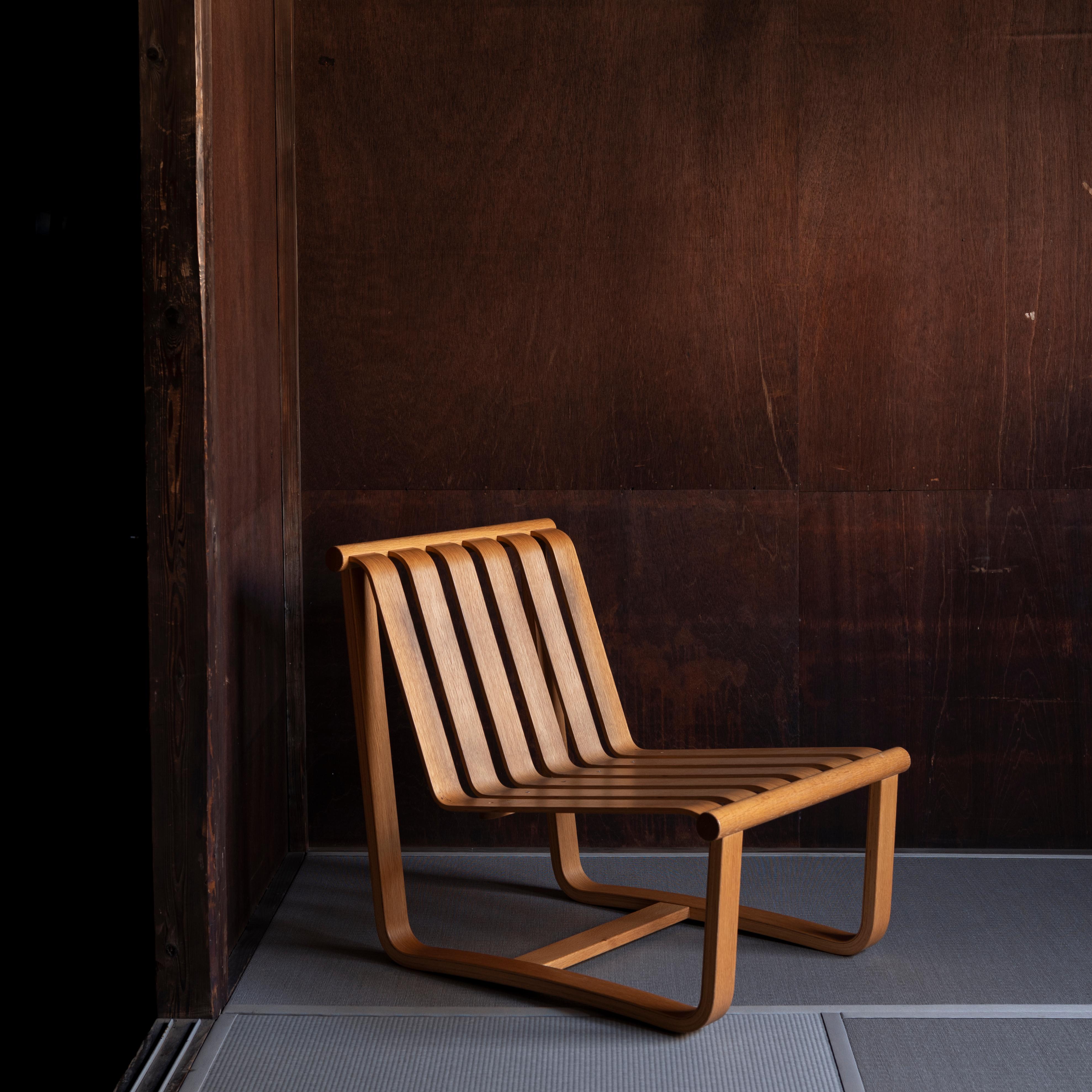Lounge chair designed by Japanese designer Katsuo Matsumura (1923-1991) and manufactured by Tendo Mokko. Oak, plywood.
This model was released from Tendo Mokko in 1970, and it's already out of production.
This model is also designed to be used on