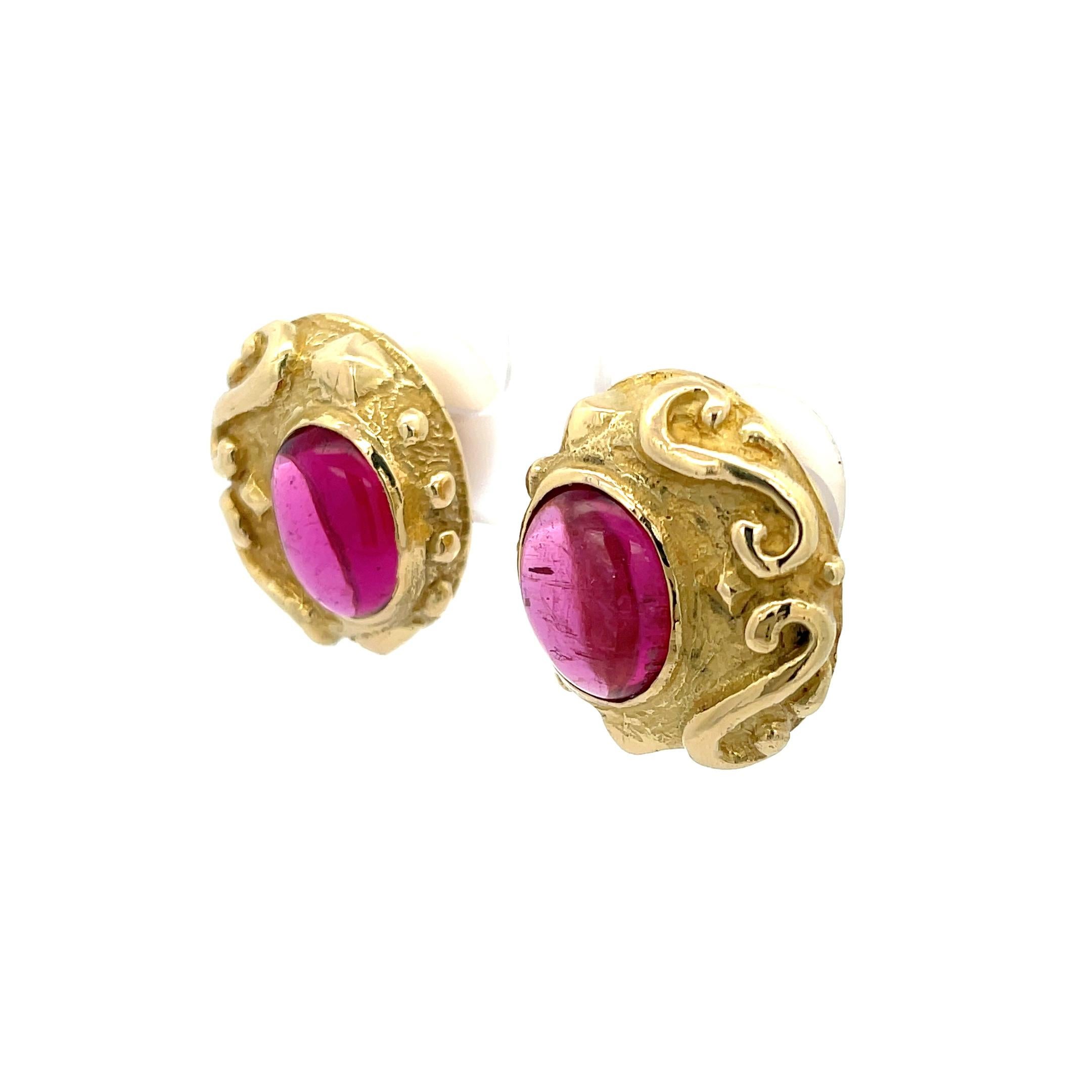 Katy Briscoe Boucles d'oreilles en or jaune 18 carats avec cabochon de rubellite Excellent état - En vente à Dallas, TX