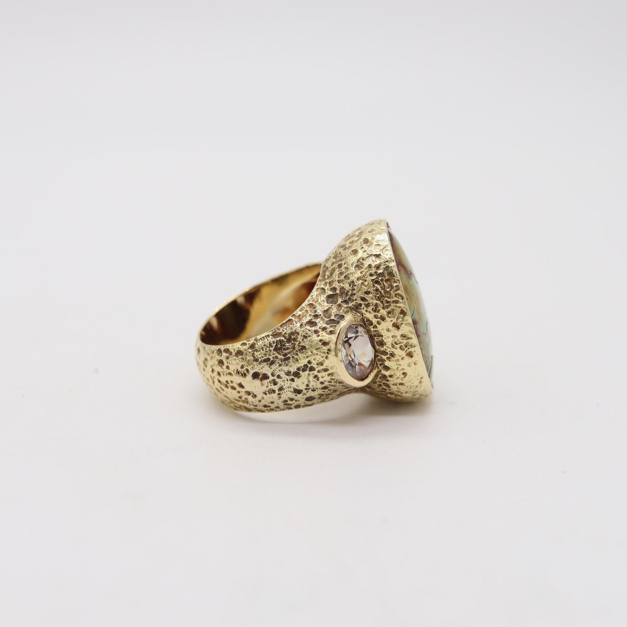 Taille cabochon Katy Briscoe Bague cocktail massive en or jaune 18 carats avec turquoises et quartz en vente