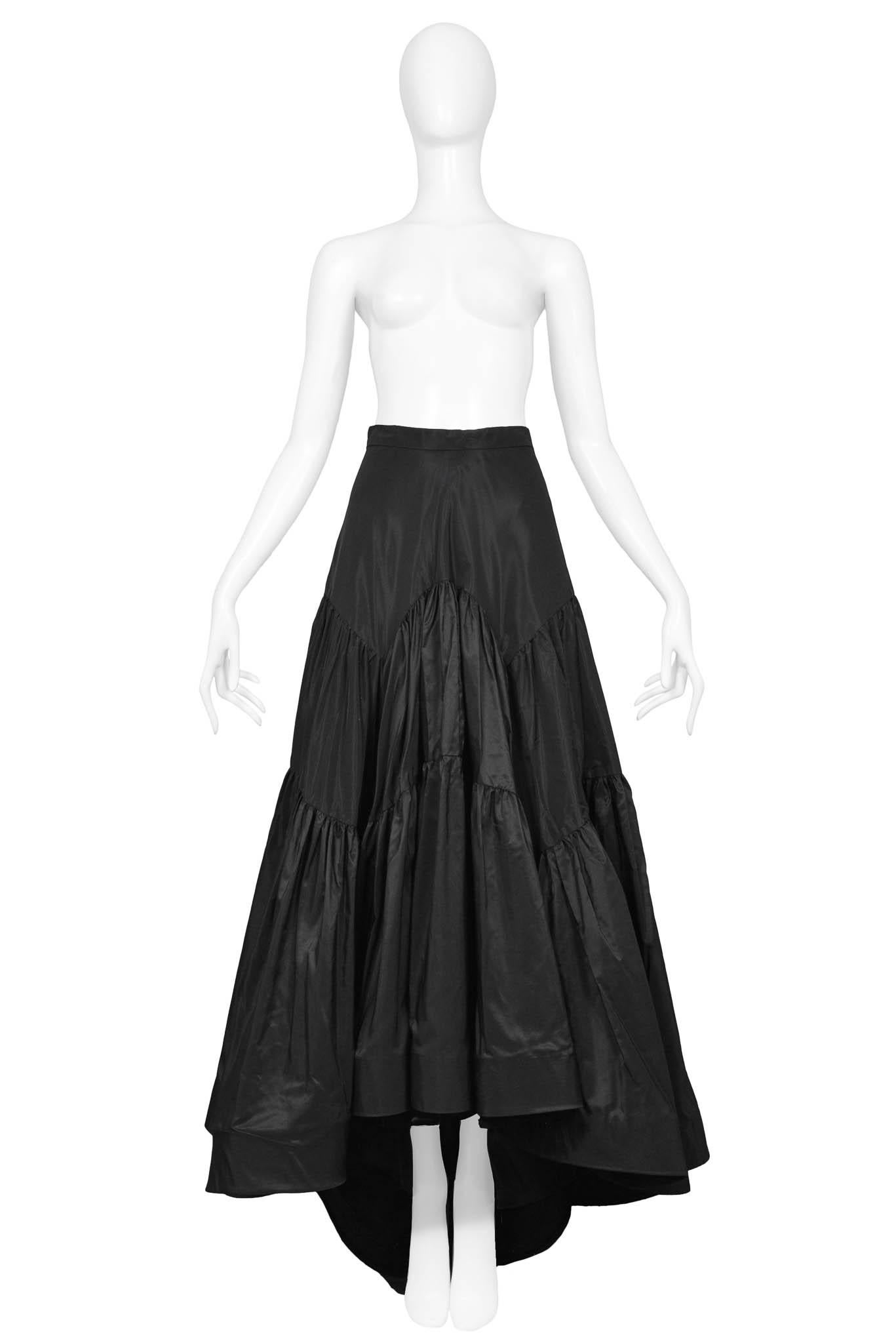 Resurrection Vintage is excited to present a vintage Katy Rodriguez black ballgown dress featuring a high-low hem, voluminous hem, and invisible back zipper

Katy Rodriguez
Size: 4
Waist: 26