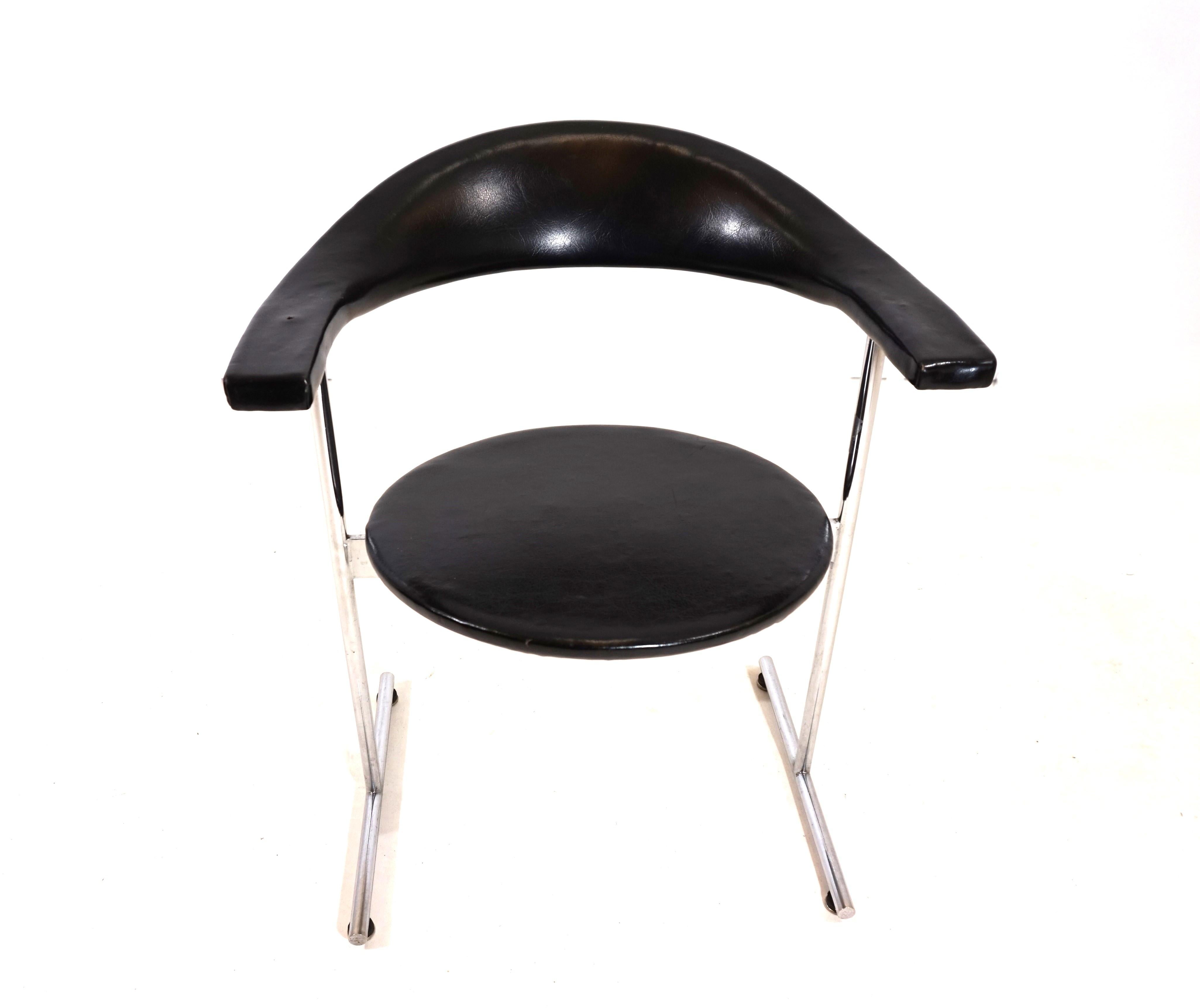 The Airport 037 chair impresses with its unique and absolutely timeless design. This chair is in very good condition. The black original artificial leather is in very good condition with minimal signs of wear. The chrome frame has a patina typical