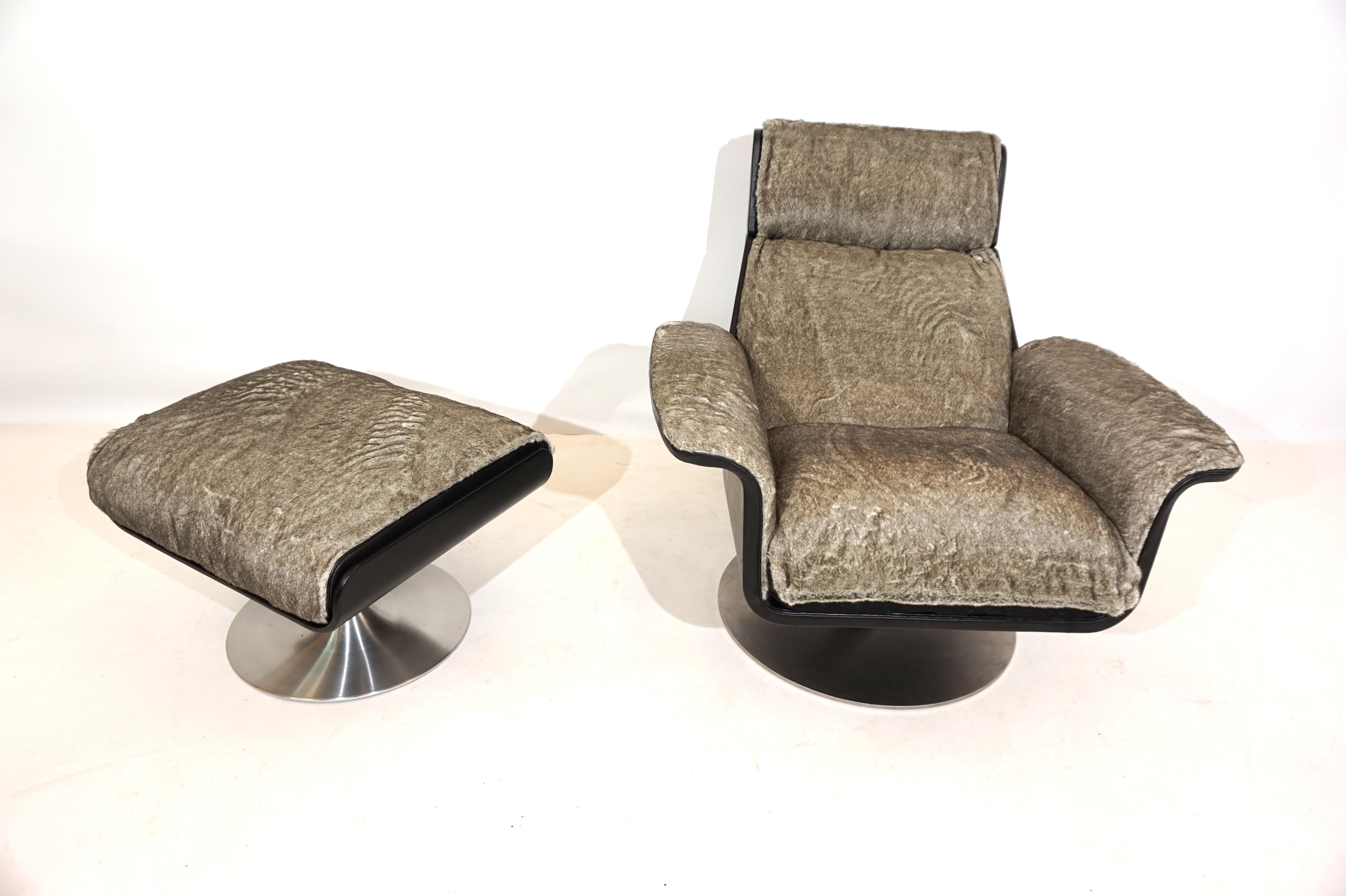 Mid-Century Modern Kaufeld Siesta 62 lounge chair with ottoman by Jacques Brule For Sale