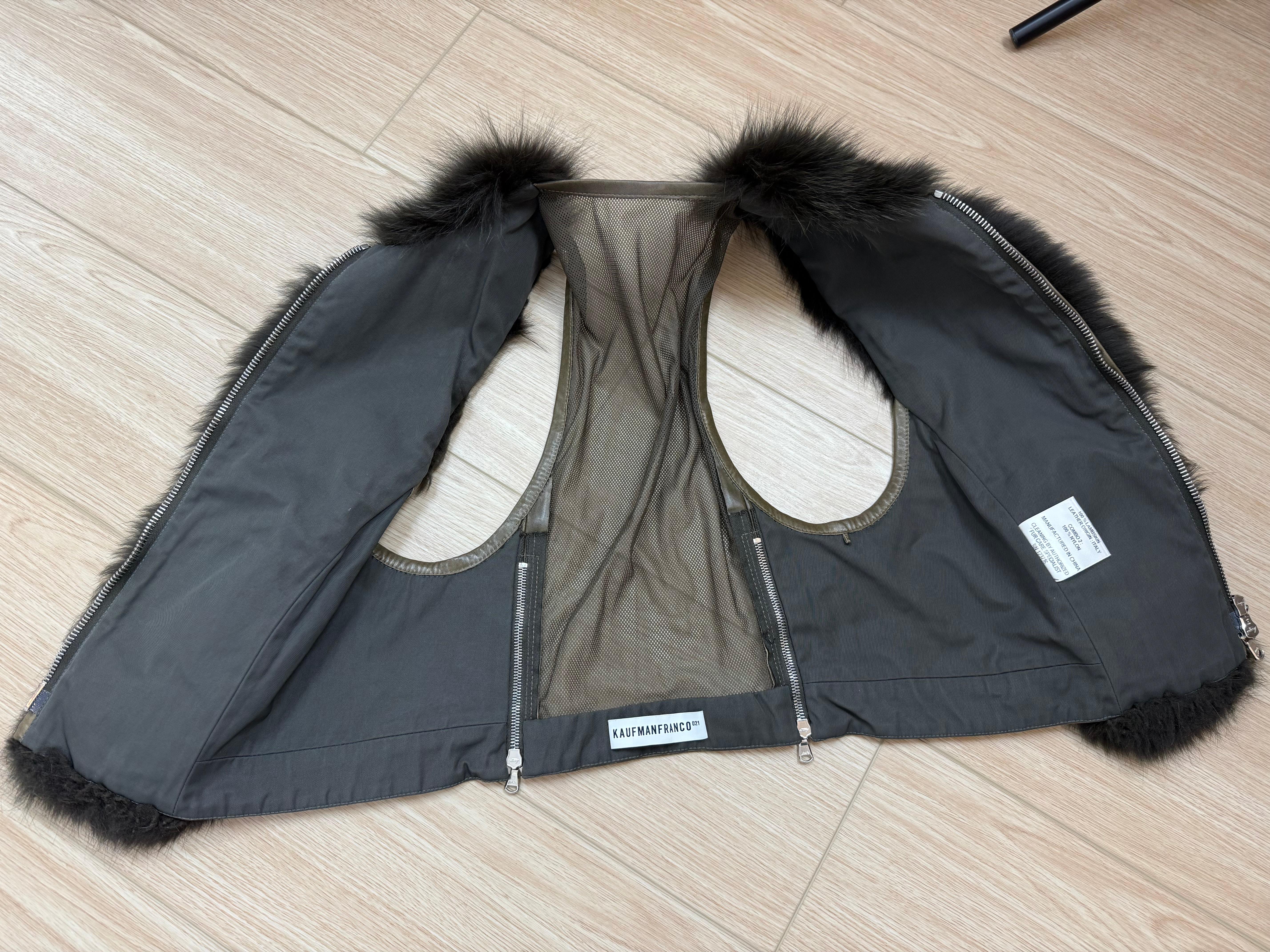 KAUFMANFRANCO Gilet en fourrure de renard et cuir d'agneau vert armée en vente 5