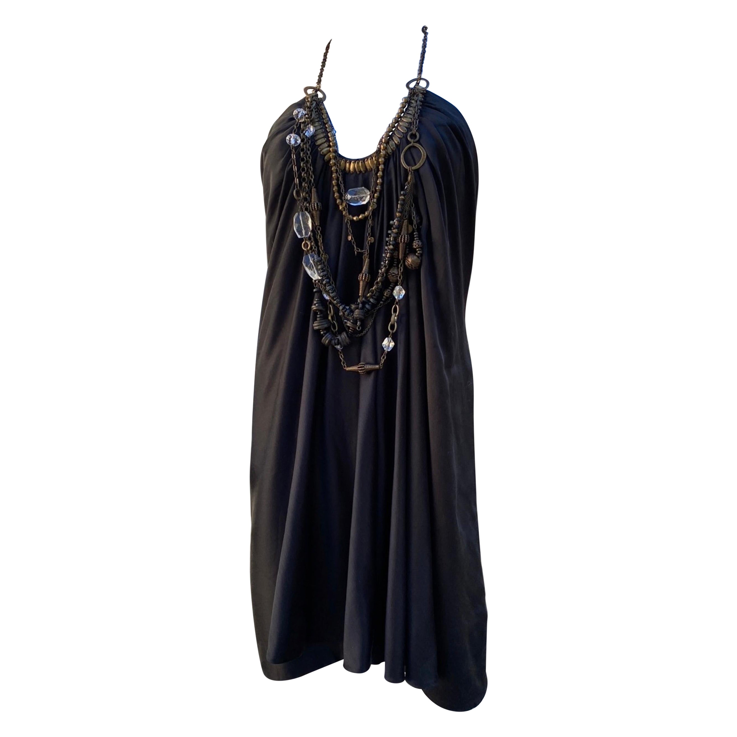 Questo vestito è uno dei nostri annunci preferiti. Il design di KaufmanFranco è stato apprezzato dagli editori di moda di tutto il mondo. L'abito in sé è bellissimo, drappeggiato sul davanti in seta nera con dettagli in metallo dorato con perline a