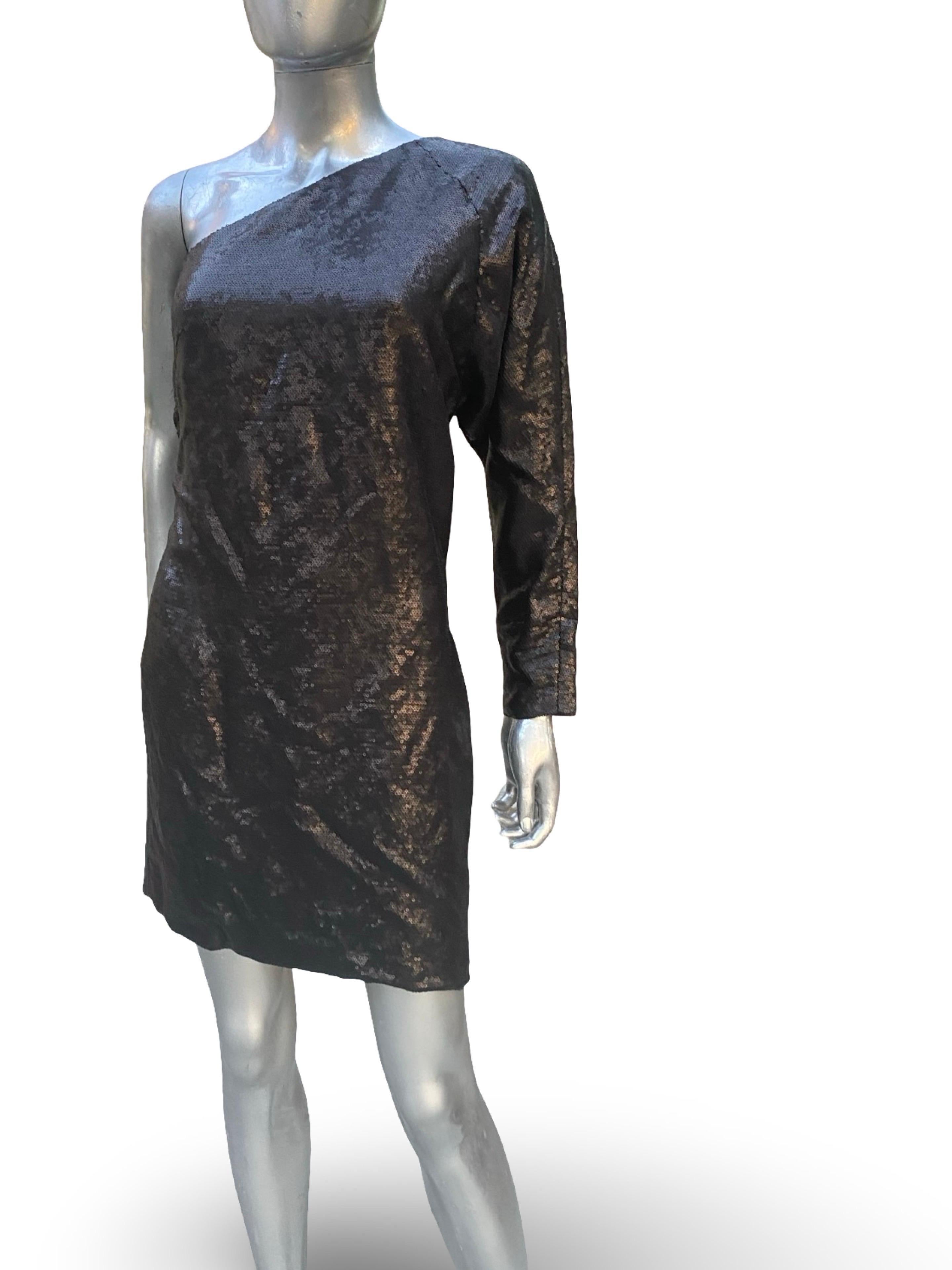 KaufmanFranco récidive. Personne ne fabrique des vêtements américains MODERNES comme eux. Il ne s'agit PAS de vêtements d'aspect vintage. Cette robe de cocktail noire à paillettes est dotée d'une manche droite d'une longueur idéale pour porter un