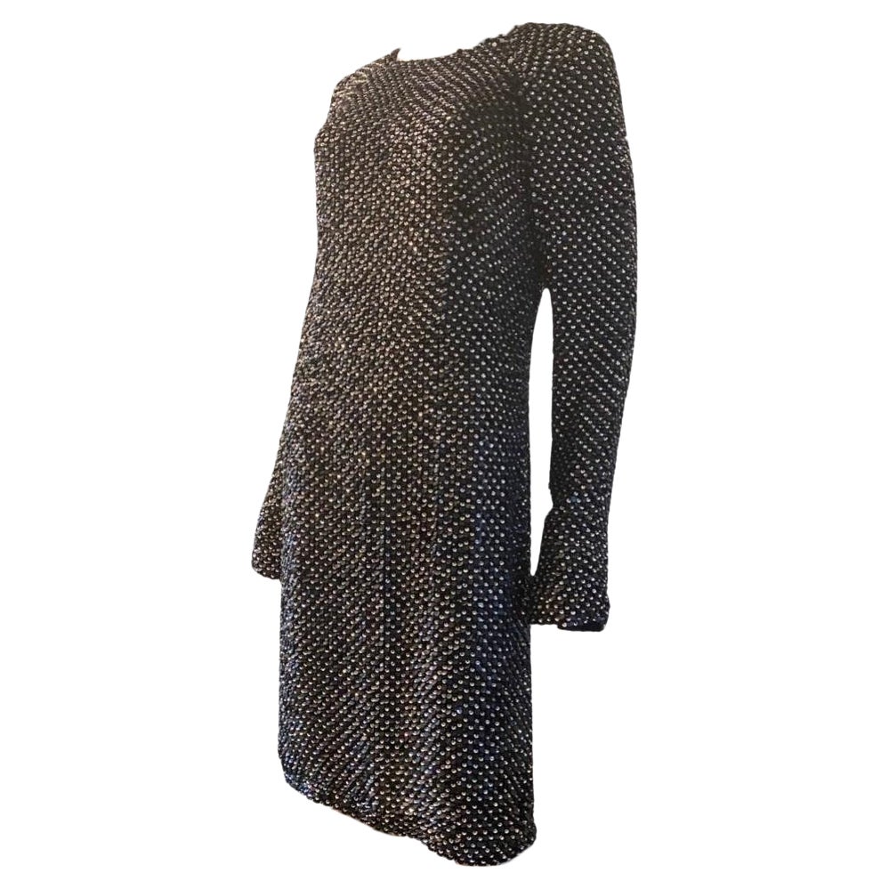 Dieses Kleid ist ein Kunstwerk. Es ist komplett mit Perlen über Seidenchiffon besetzt. Hergestellt in den USA von dem genialen Designduo Kaufman und Franco. Das Kleid ist schwer, da es komplett mit schwarzen Jet-Perlen, Diamantkristallen und echten