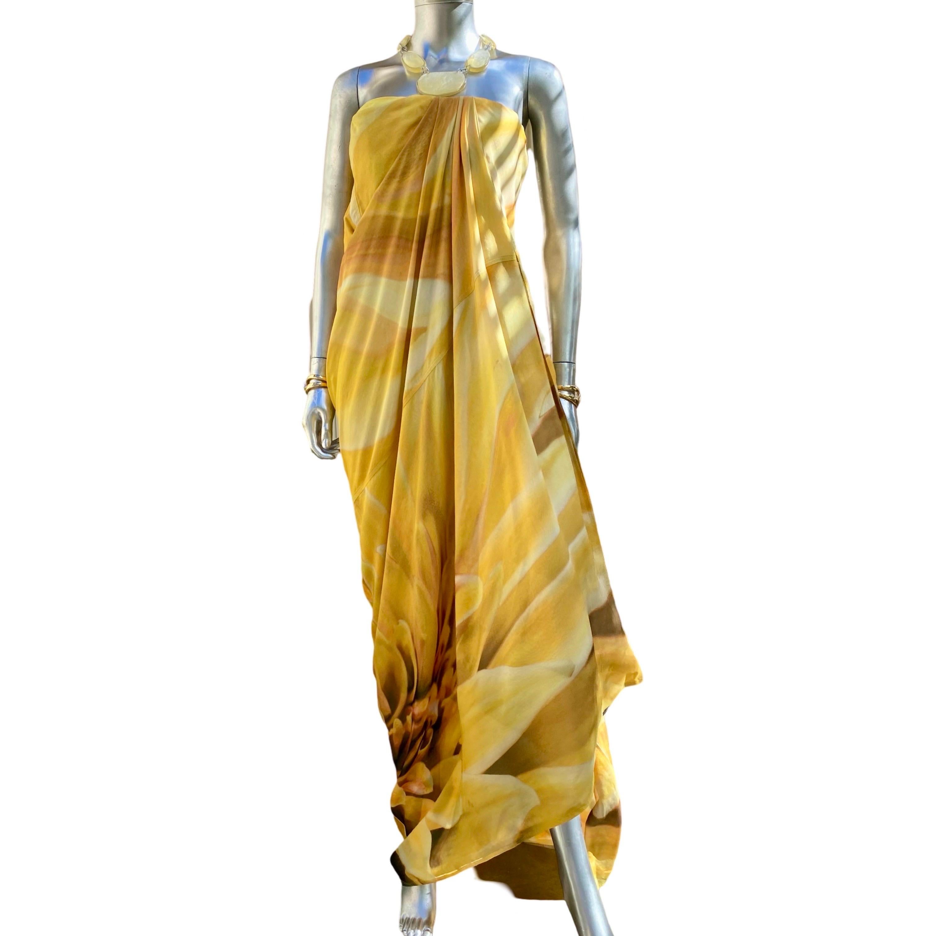 This dress is breathtaking and as big fans of Kaufman Franco, we thinlk this is one of the most beautiful silk prints they have ever done! And they do amazing modern prints! It’s all about the color and the print. The color name is Mimosa. It is a