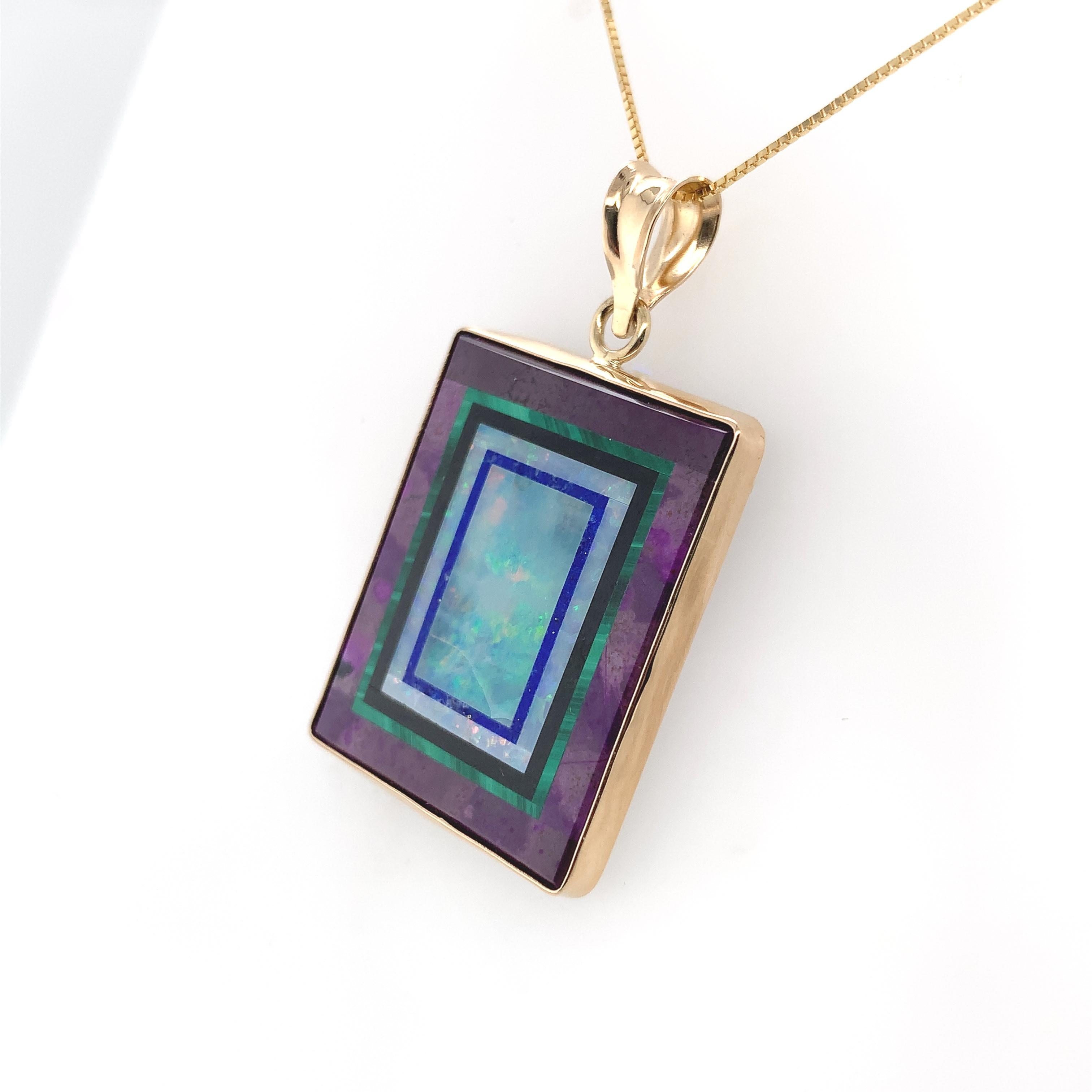 Contemporaneo Ciondolo Kaufmann a intarsio in Opale 14K con Sugilite e Malachite in vendita
