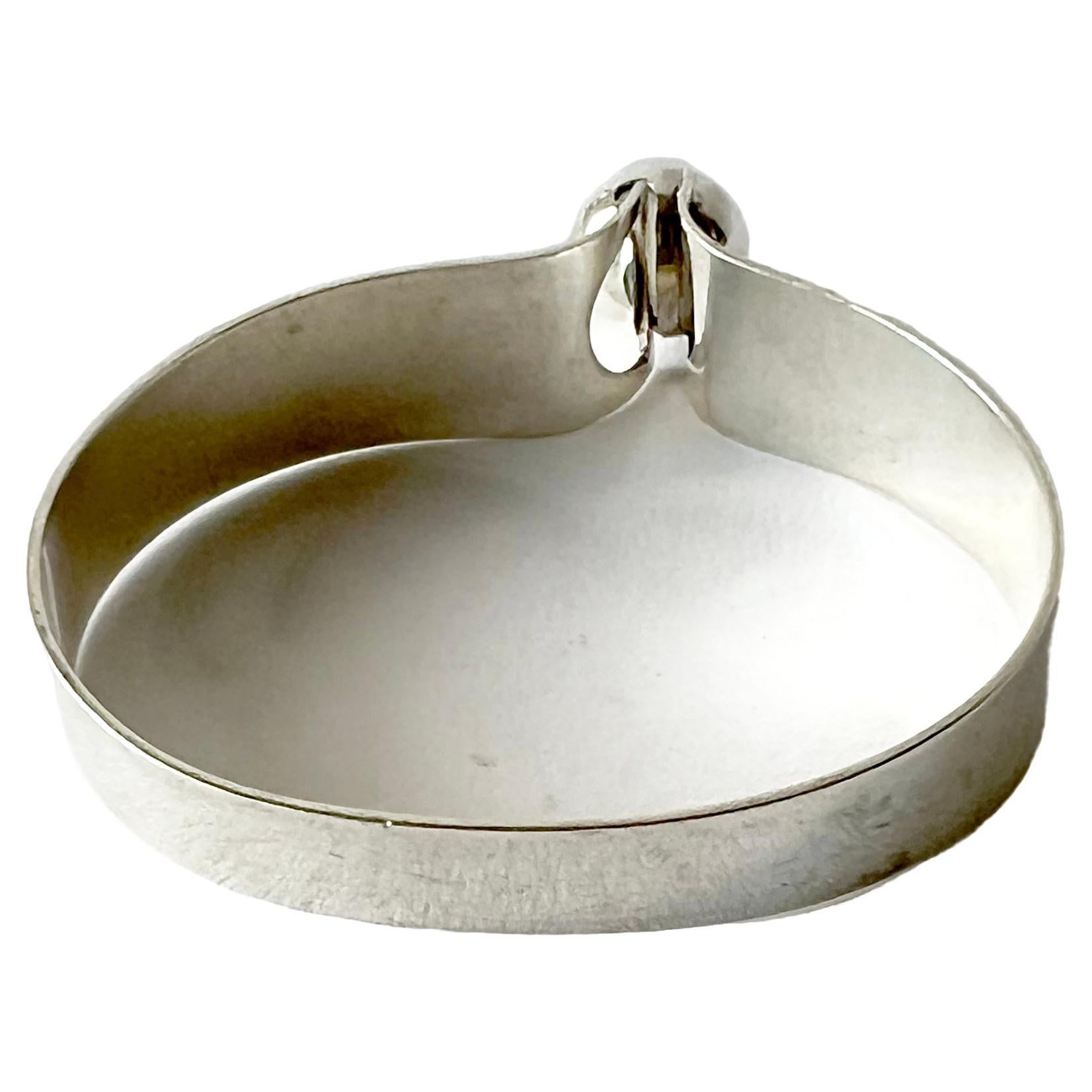 Armband aus Sterlingsilber mit hochgewölbtem blauem Mondstein von Kaunis Koru aus Finnland, ca. 1960er Jahre. Armband hat etwa 7,5 