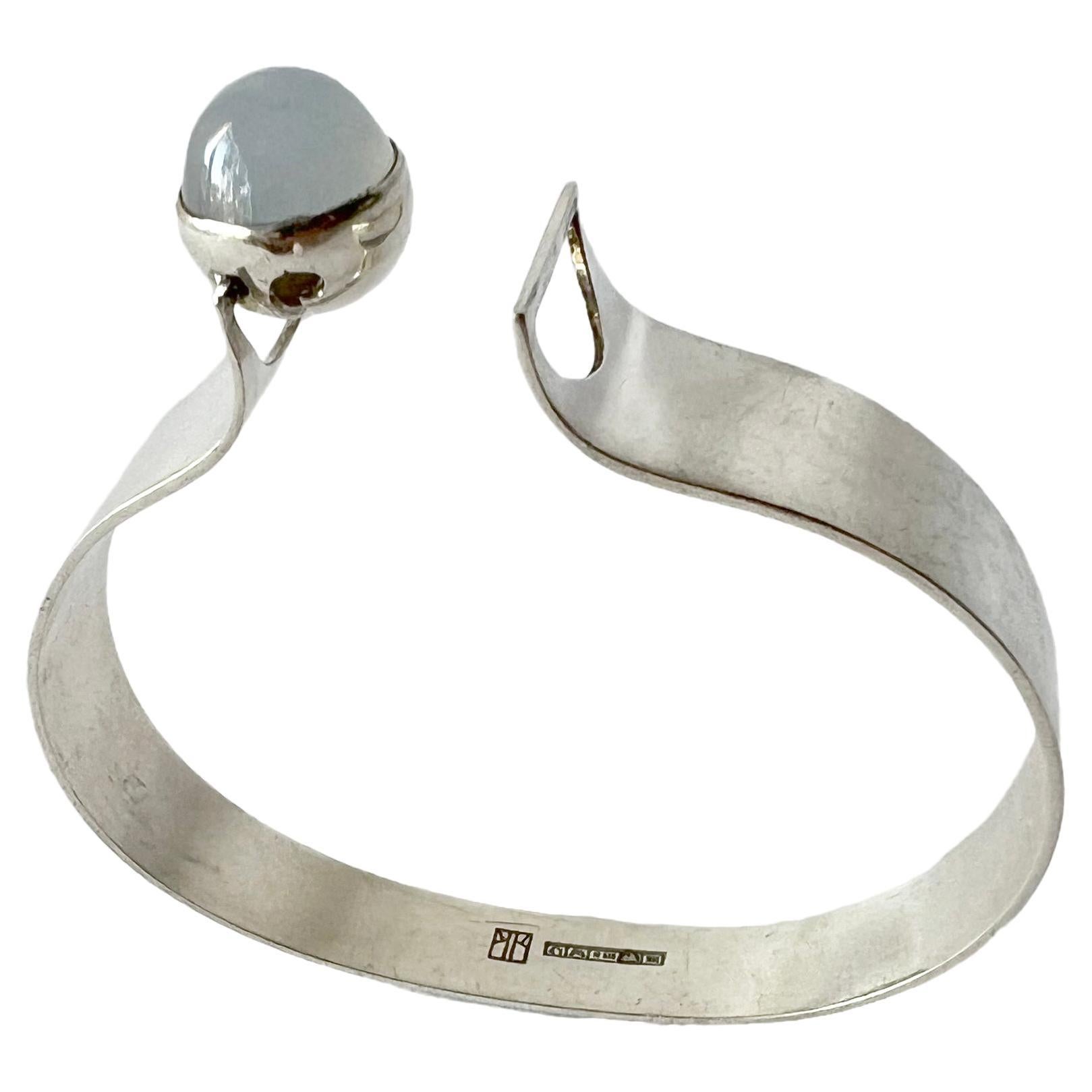 Kaunis Koru Finnish Modernist Sterling Silver Blue Moonstone Cuff Bracelet In Good Condition For Sale In Palm Springs, CA
