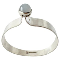 Kaunis Koru, bracciale modernista finlandese in argento sterling con pietra di luna blu