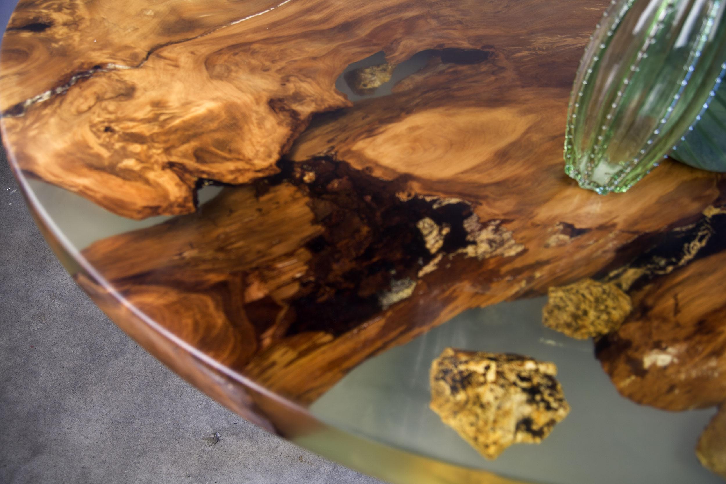 Kauri Round Dining Table in Solid Ancient Kauri Wood For Sale 3