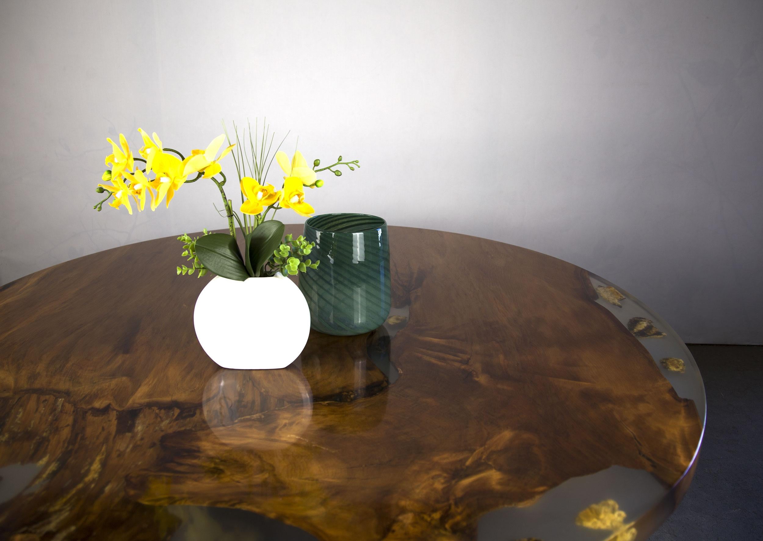 Kauri Round Dining Table in Solid Ancient Kauri Wood For Sale 3