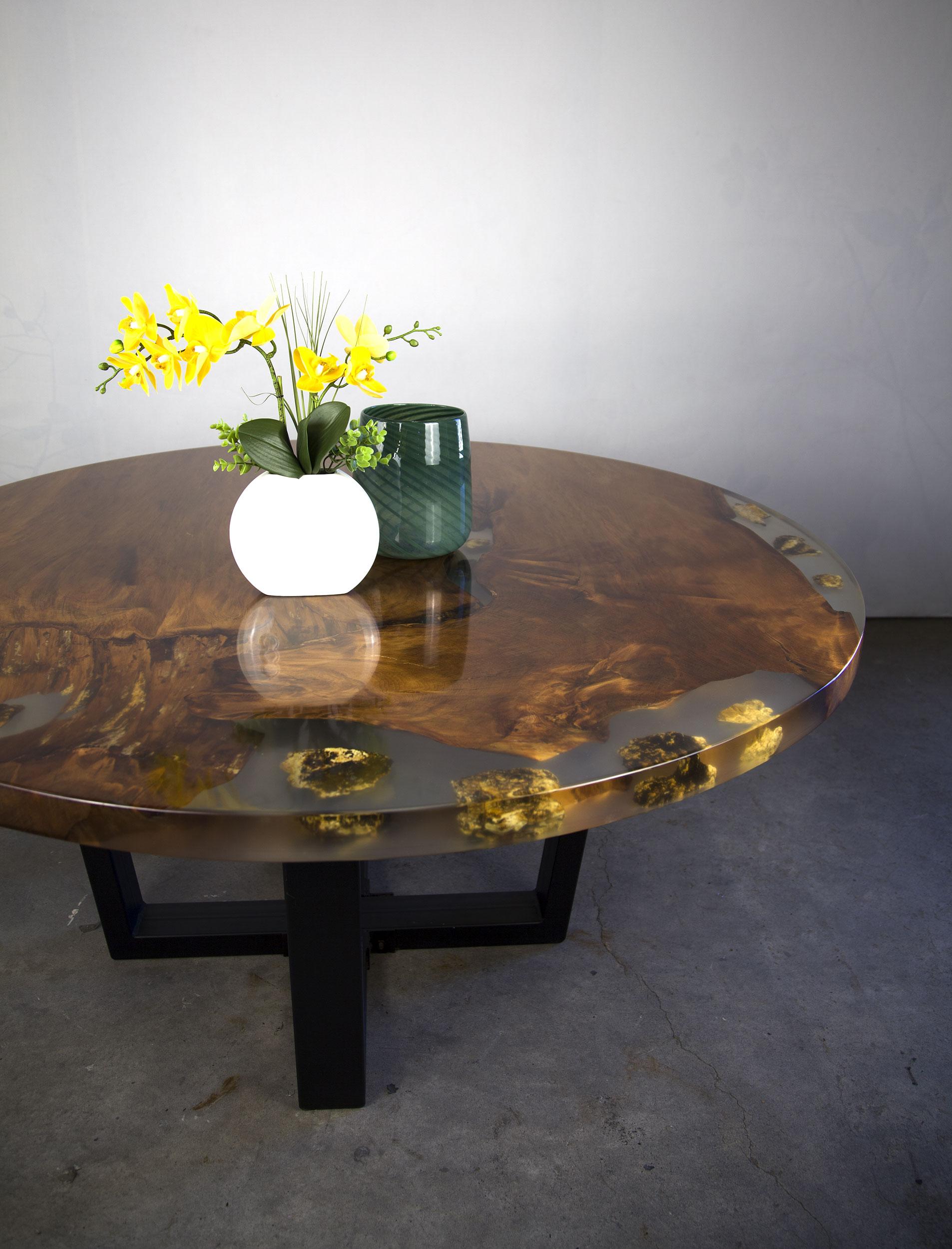 Kauri Round Dining Table in Solid Ancient Kauri Wood For Sale 5