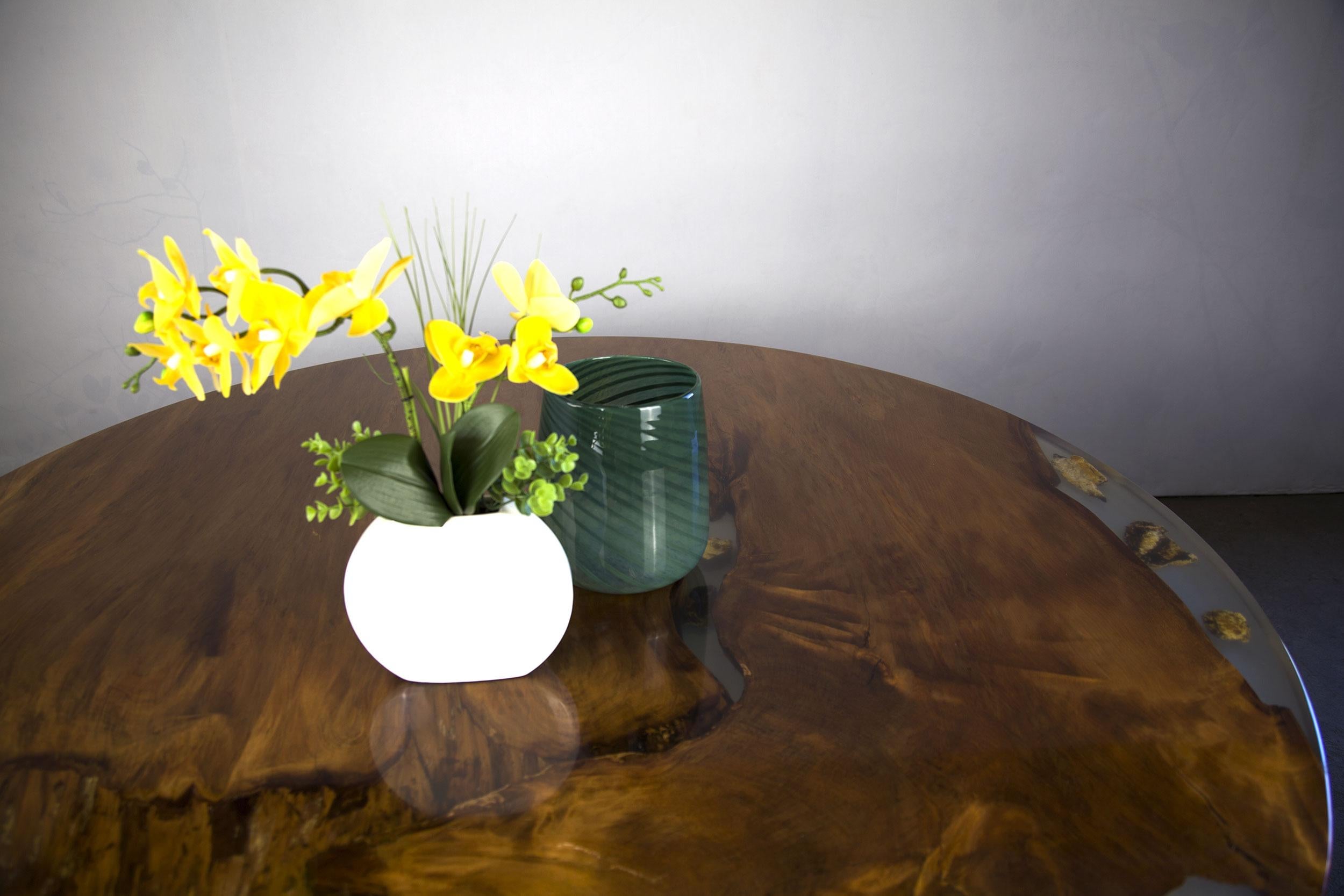 Kauri Round Dining Table in Solid Ancient Kauri Wood For Sale 6