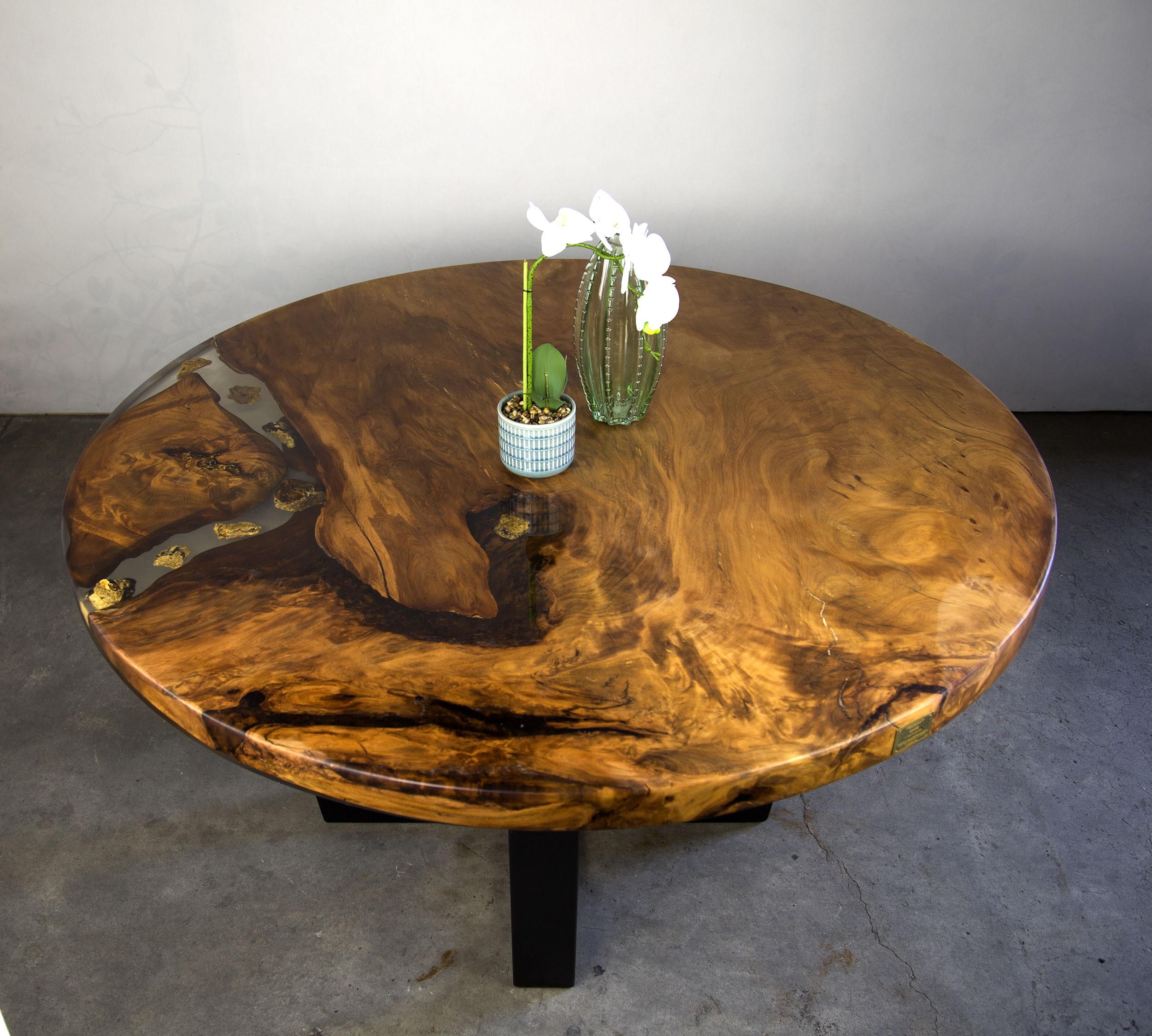 Kauri Round Dining Table in Solid Ancient Kauri Wood For Sale 11