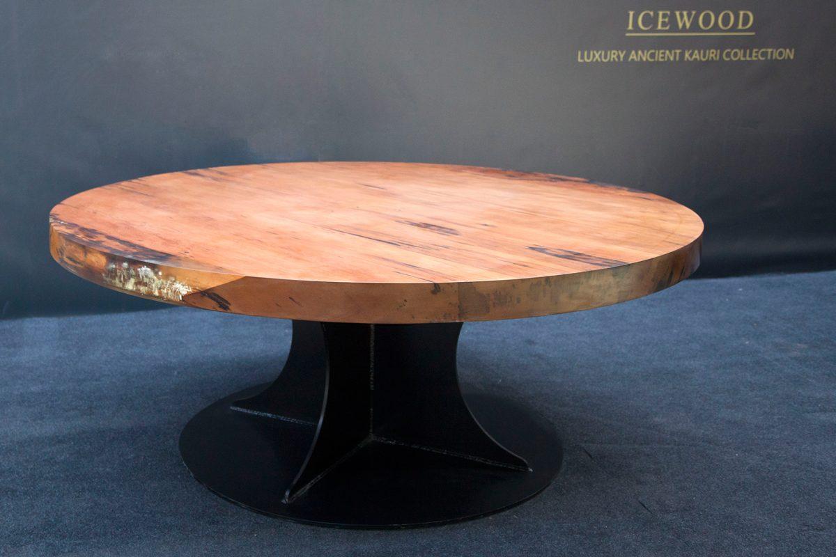 Table à manger moderne en Kauri, fabriquée à partir de bois massif de l'Ancient Swamp Kauri.

Table à manger en kauri à bord vif, fabriquée à partir d'un ancien kauri des marais de Nouvelle-Zélande vieux de 50 000 ans. Fabriqué à la main à Auckland,