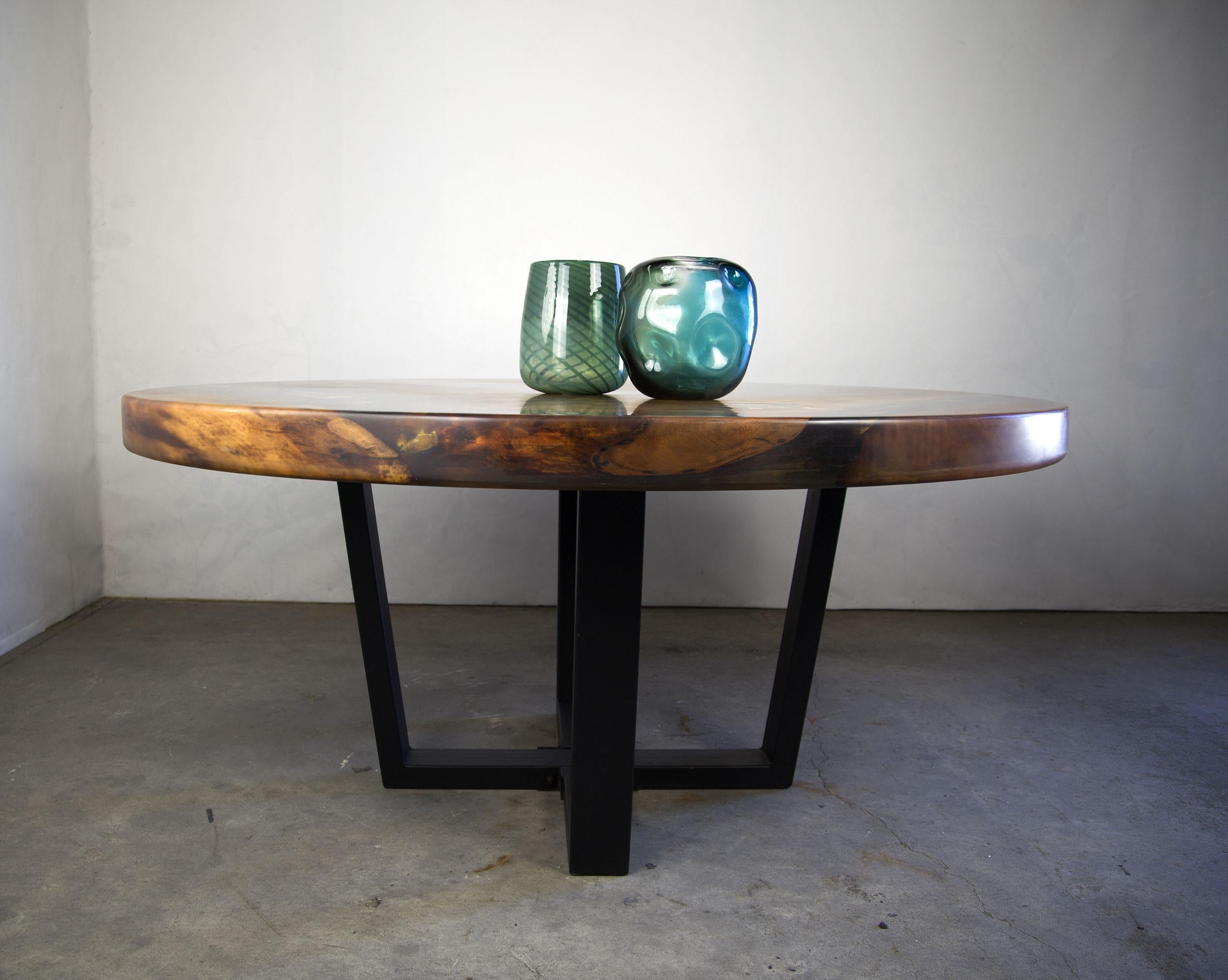 Moulage Table de salle à manger ronde Kauri en bois massif de Kauri ancien en vente