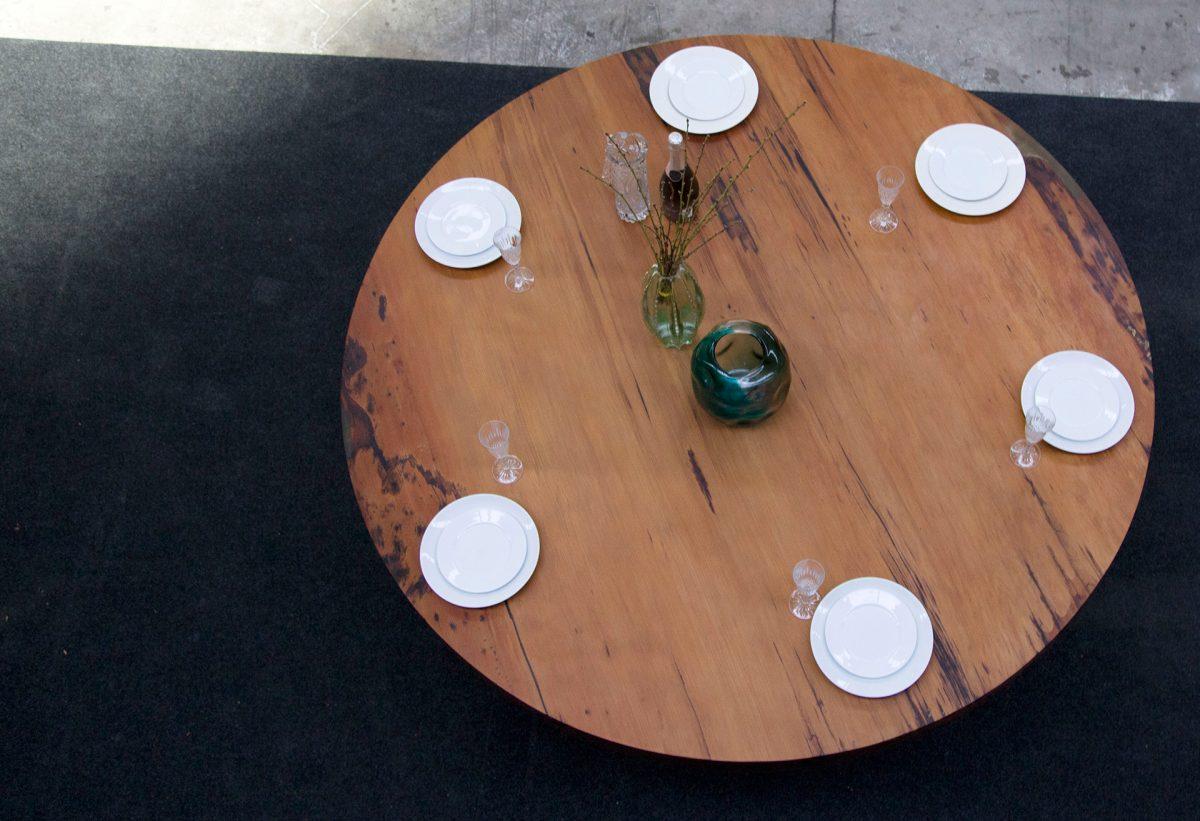 Moulage Table de salle à manger ronde Kauri en bois massif de Kauri ancien en vente
