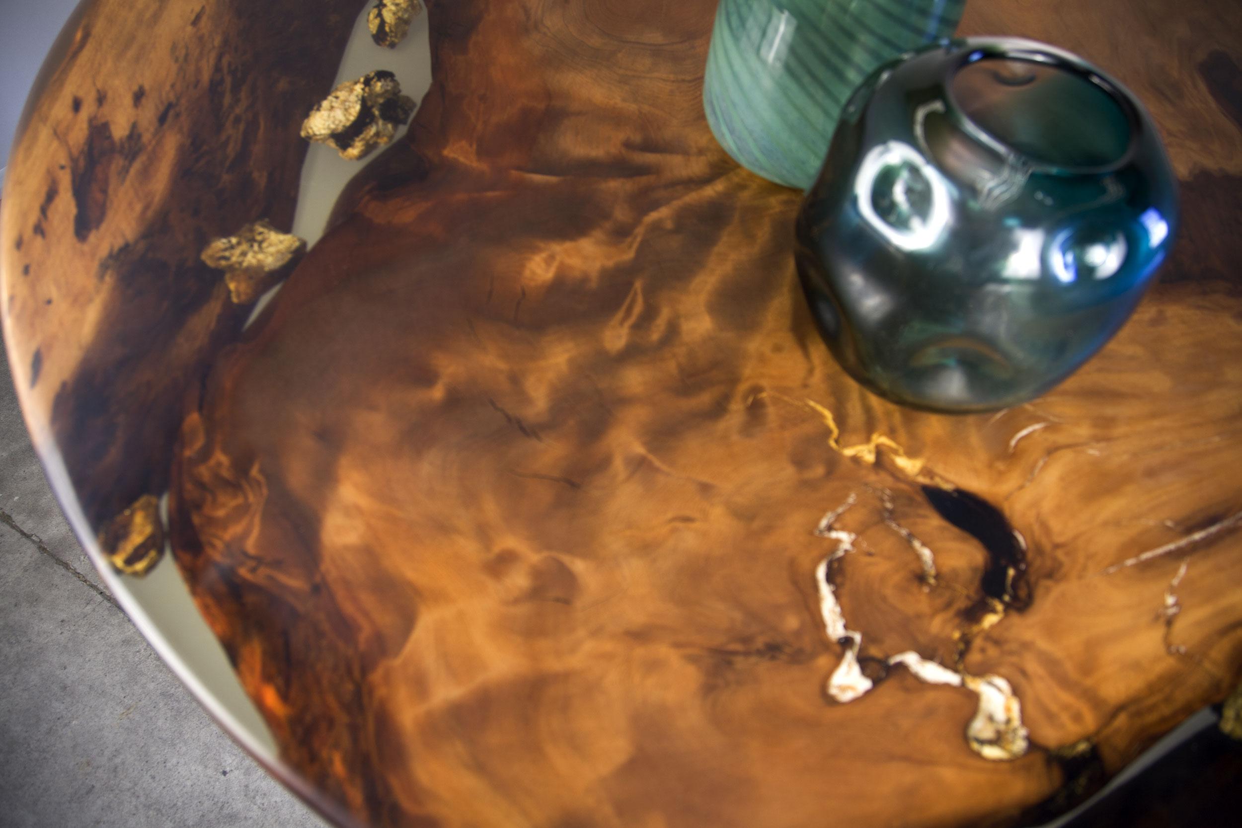 Fer Table de salle à manger ronde Kauri en bois massif de Kauri ancien en vente