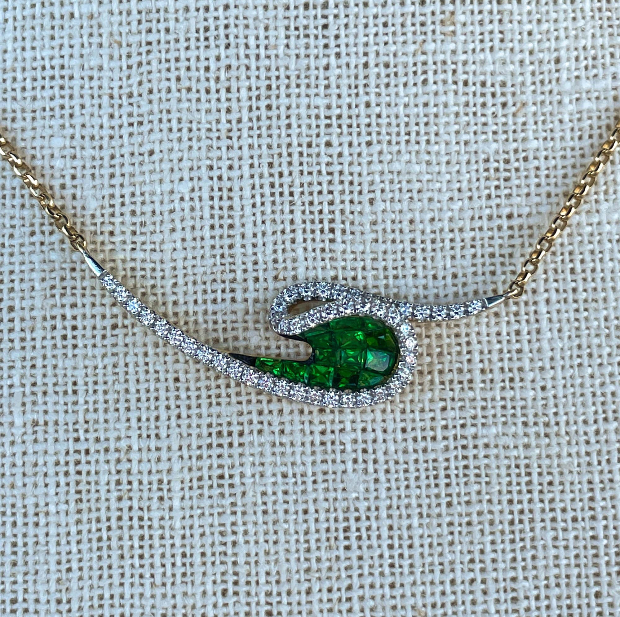 Kavant & Sharart 18k Yellow Gold Tsavorite Talay Wave Necklace In Good Condition For Sale In Boca Raton, FL