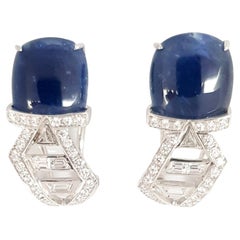 Kavant Sharart, boucles d'oreilles Origami en or 18 carats avec saphir bleu asymétrique et diamants