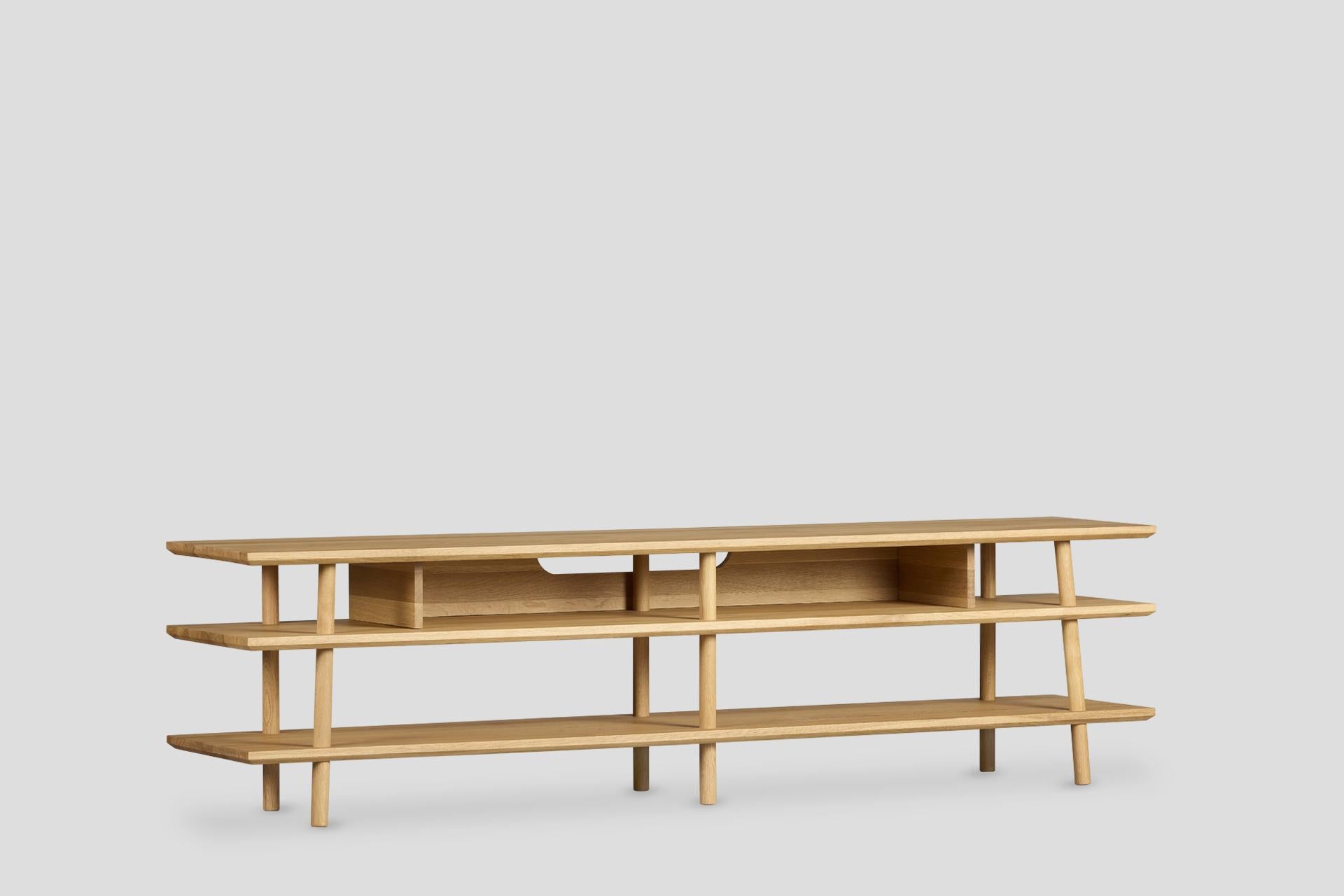 Elegant and Functional TV Unit
The iron l ilio design Kavel TV unit draws attention with its modern lines and durable structure. Made of solid oak wood and gaining naturalness with its natural polished surface, this unit adds both aesthetics and