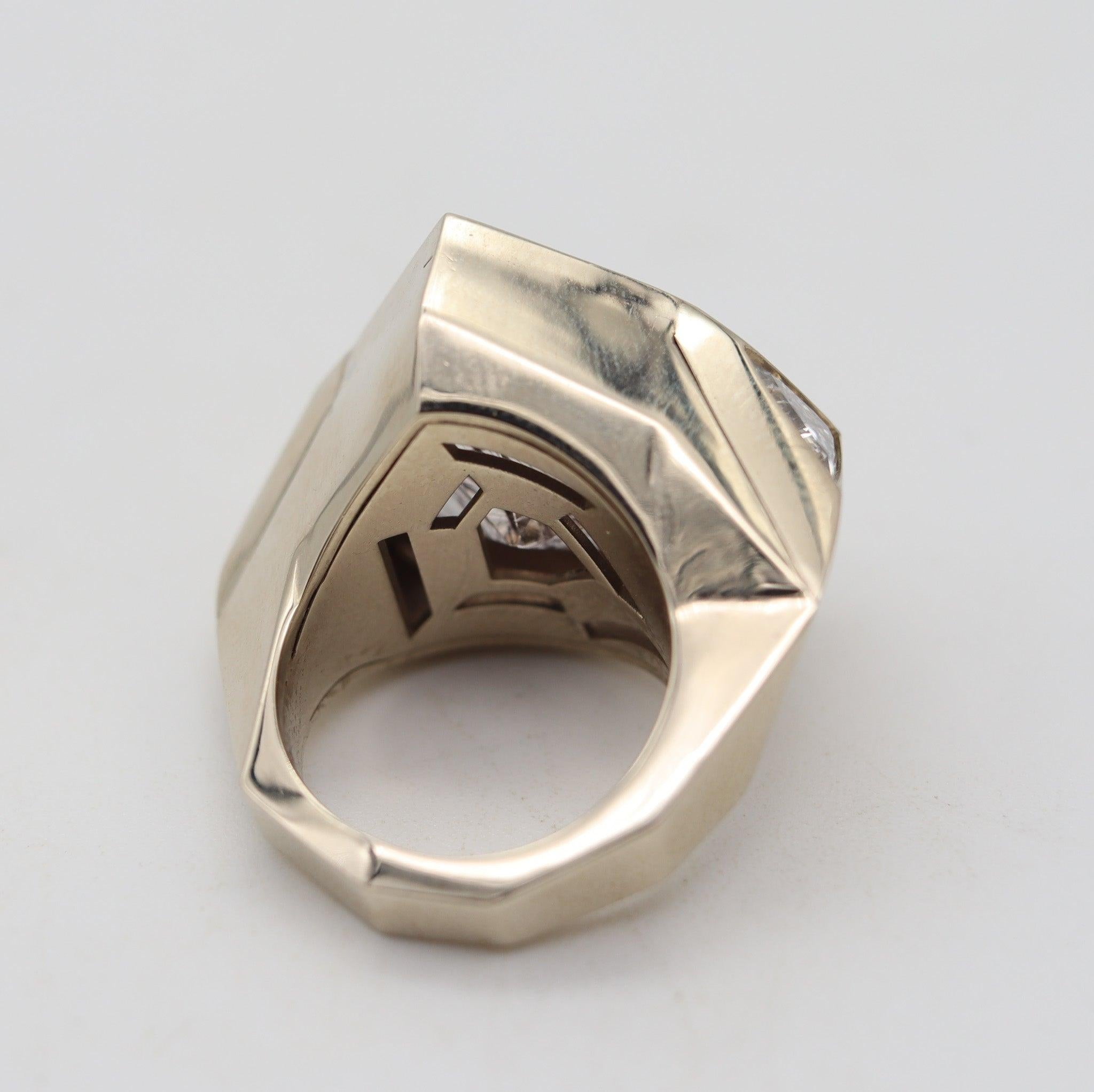 Un anello da cocktail geometrico e scultoreo disegnato da Kaveras.

Questo è un magnifico anello scultura creato a New York dal designer coreano Kaveras. Questo anello contemporaneo è stato magistralmente realizzato come pezzo unico con forme