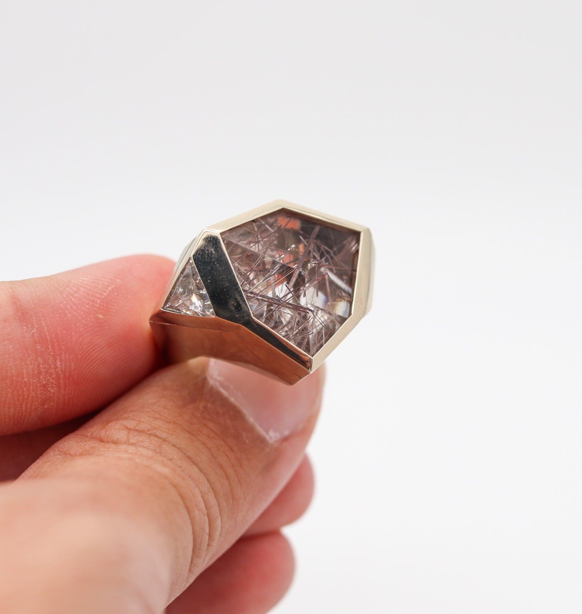 Modernista KAVERAS Anello da cocktail geometrico in oro 18Kt con diamanti e quarzo rutilo in vendita