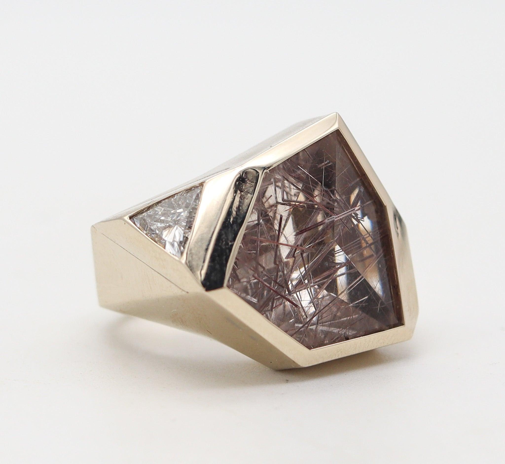 KAVERAS Anello da cocktail geometrico in oro 18Kt con diamanti e quarzo rutilo In condizioni ottime in vendita a Miami, FL