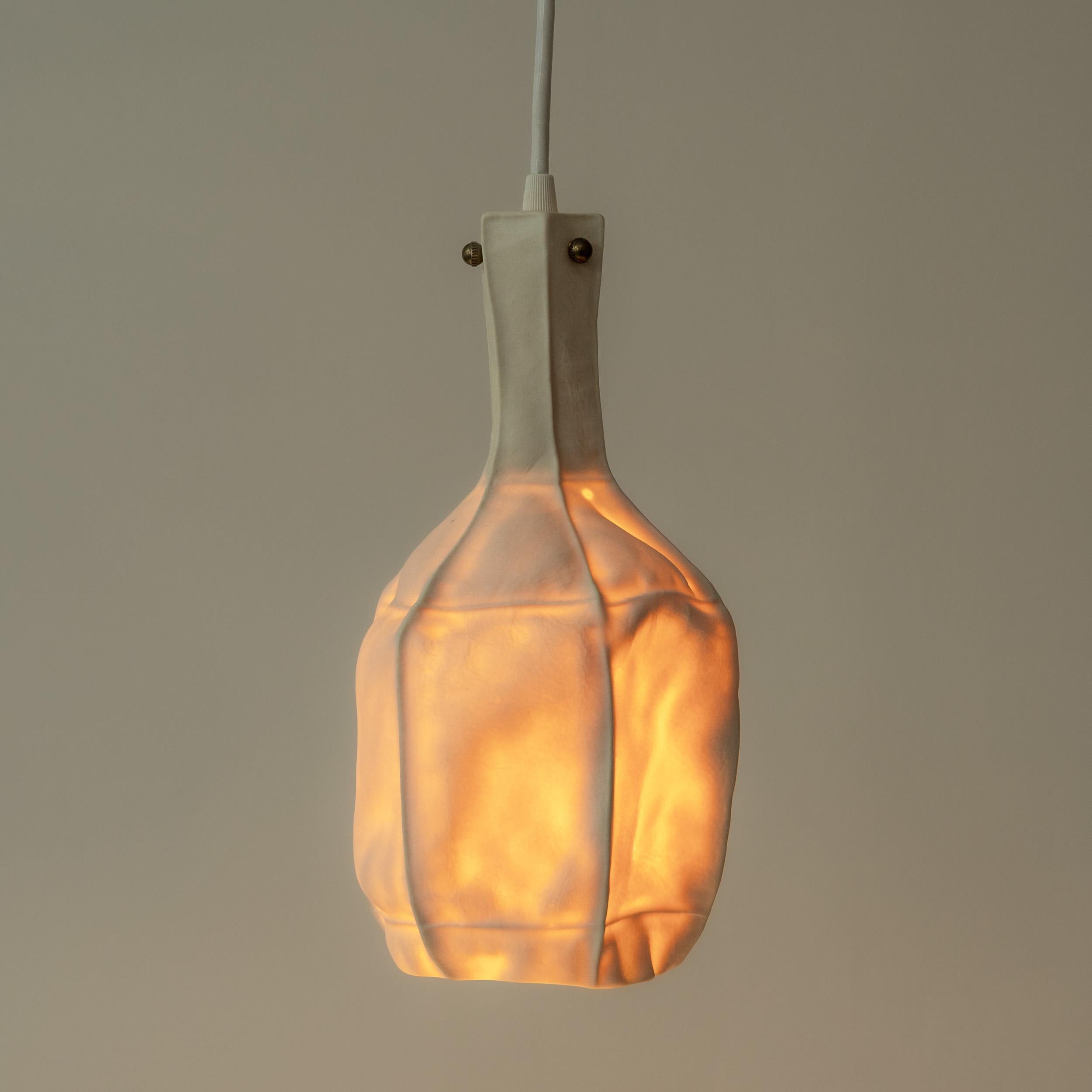 Lampe suspendue unique de la série Kawa par Luft Tanaka Studio

Suspension en porcelaine tactile et texturée à la forme unique et organique. Le diffuseur en porcelaine translucide projette une lueur de couleur chaude, parfaite pour une salle à